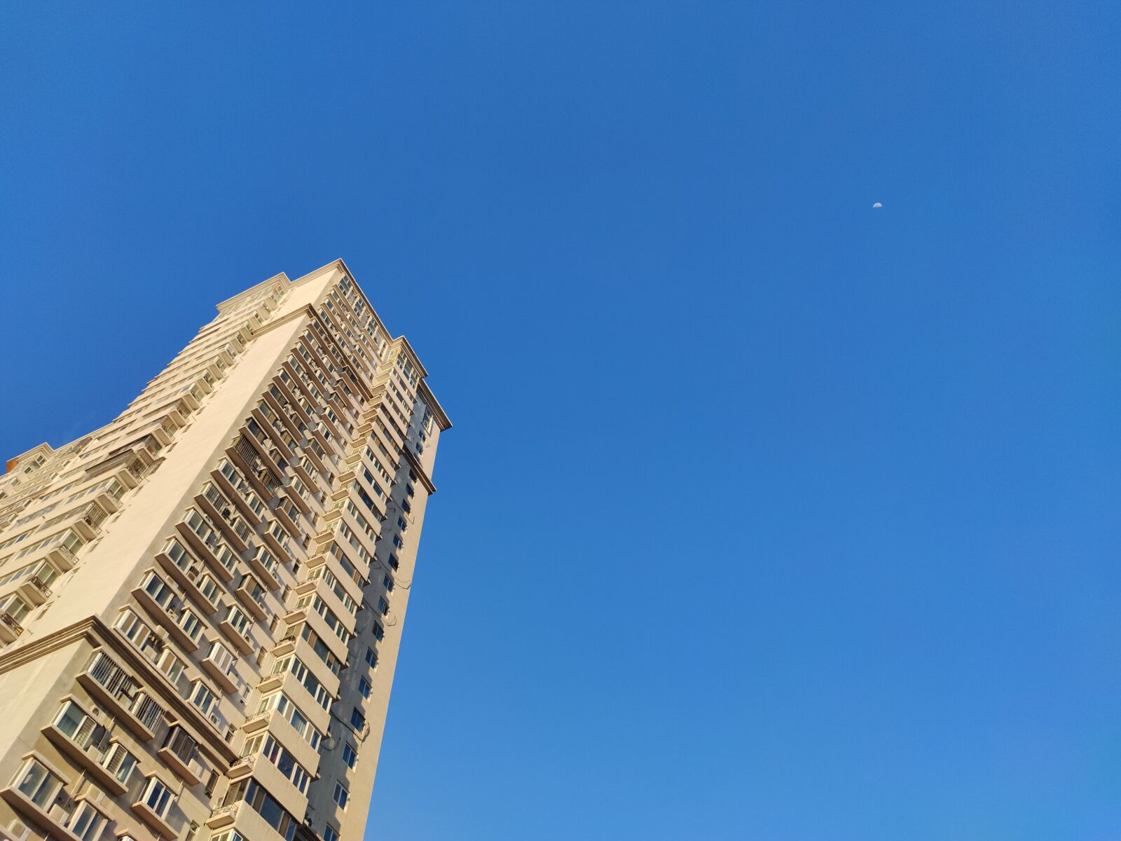 Xiaomi Mi 10 sample photo. Lou, moon, tall buildings photography