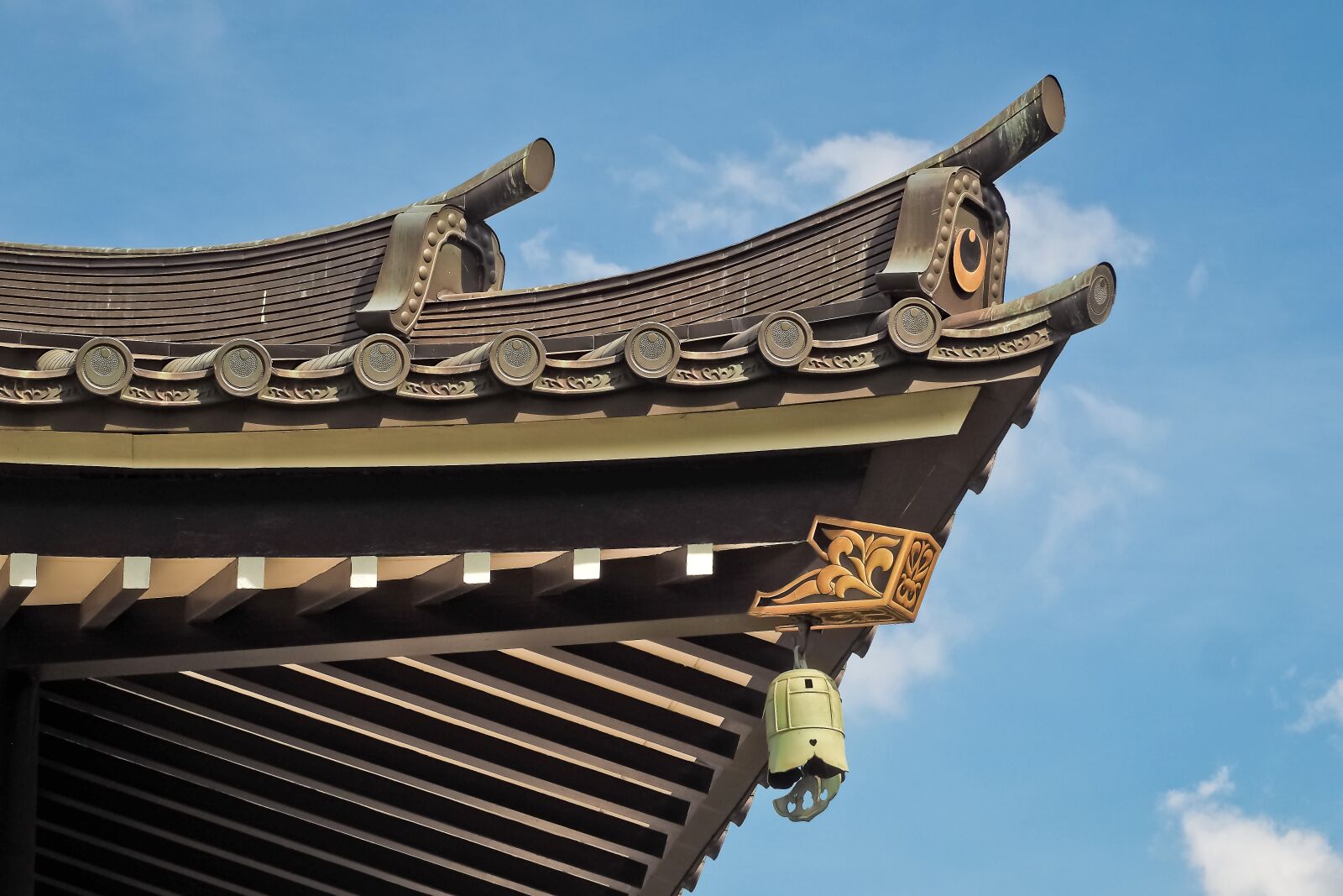 Olympus OM-D E-M10 sample photo. Architecture, roof, detail photography