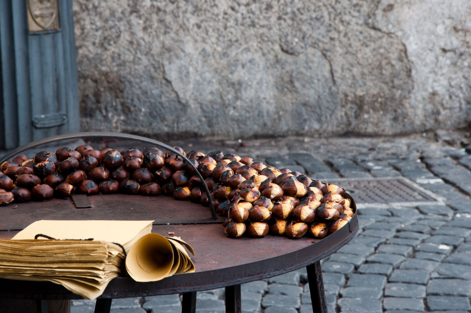 Nikon D90 sample photo. Chestnuts, roasted chestnuts, autumn photography