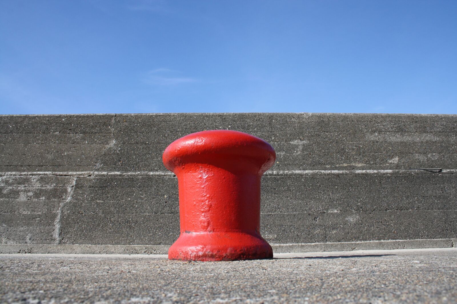 Canon EOS 1000D (EOS Digital Rebel XS / EOS Kiss F) sample photo. Port, bollard, red photography