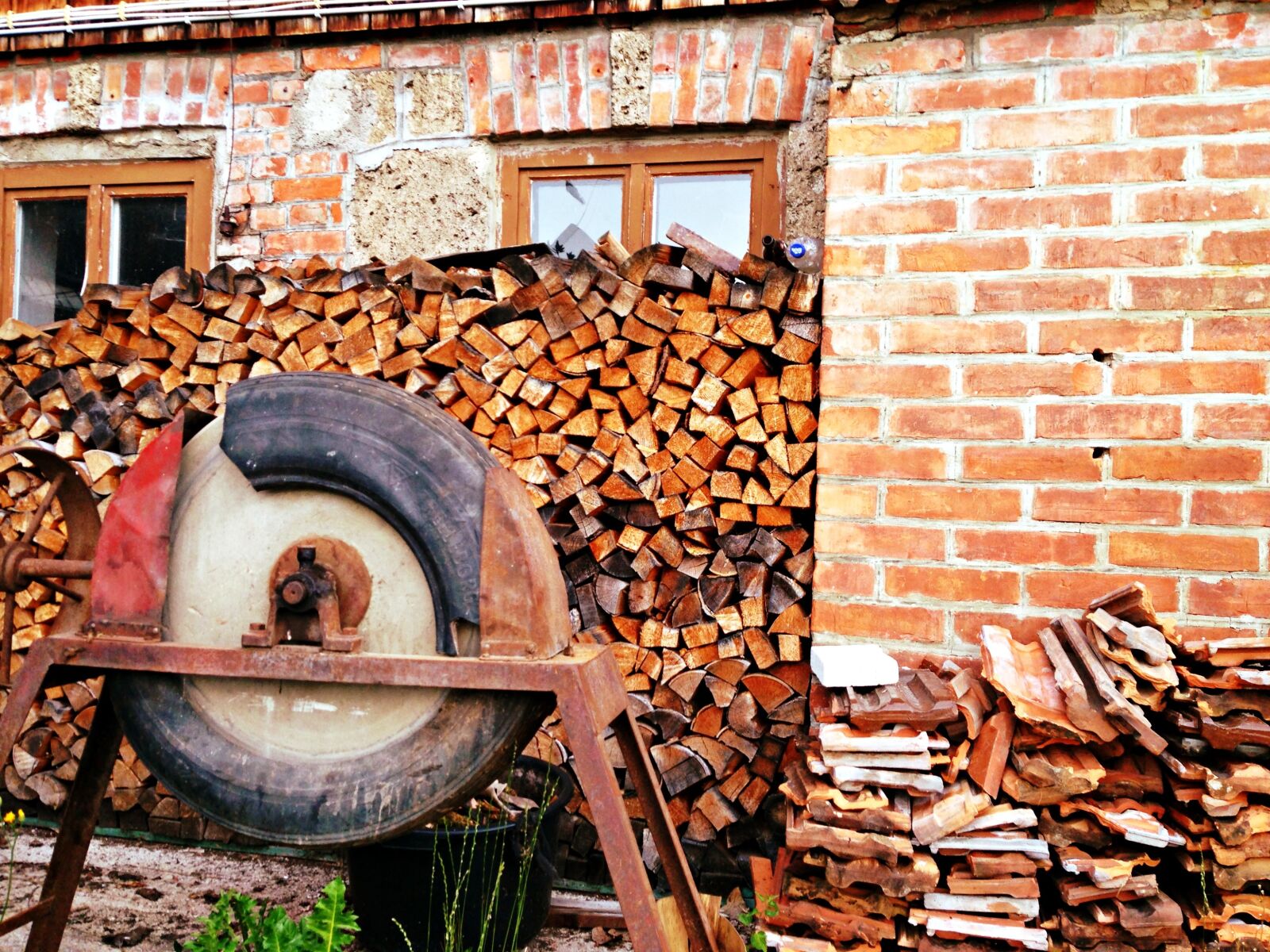 iPhone 5c back camera 4.12mm f/2.4 sample photo. Saw, firewood, old photography