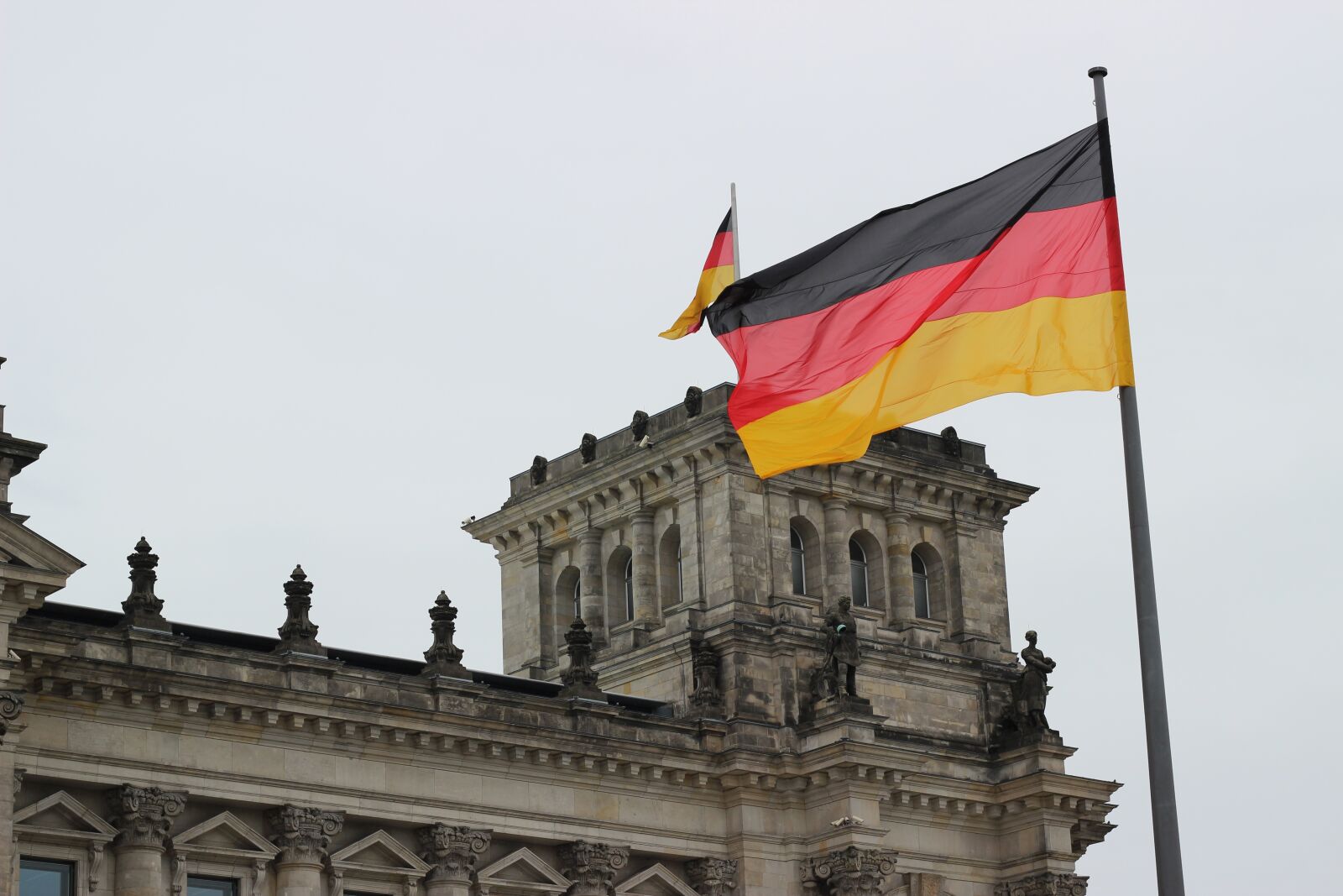 Canon EOS 600D (Rebel EOS T3i / EOS Kiss X5) + Canon EF 50mm F1.8 STM sample photo. Germany, flag, reichstag photography