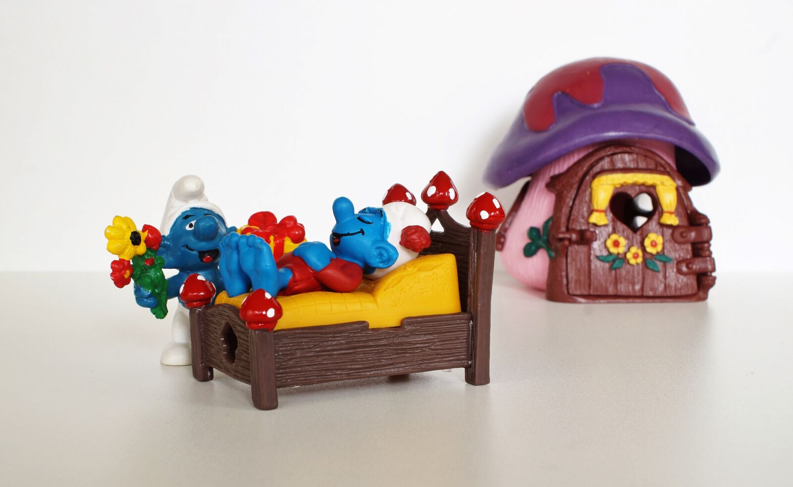 Sony DT 18-70mm F3.5-5.6 sample photo. Smurf, smurfs, figure photography