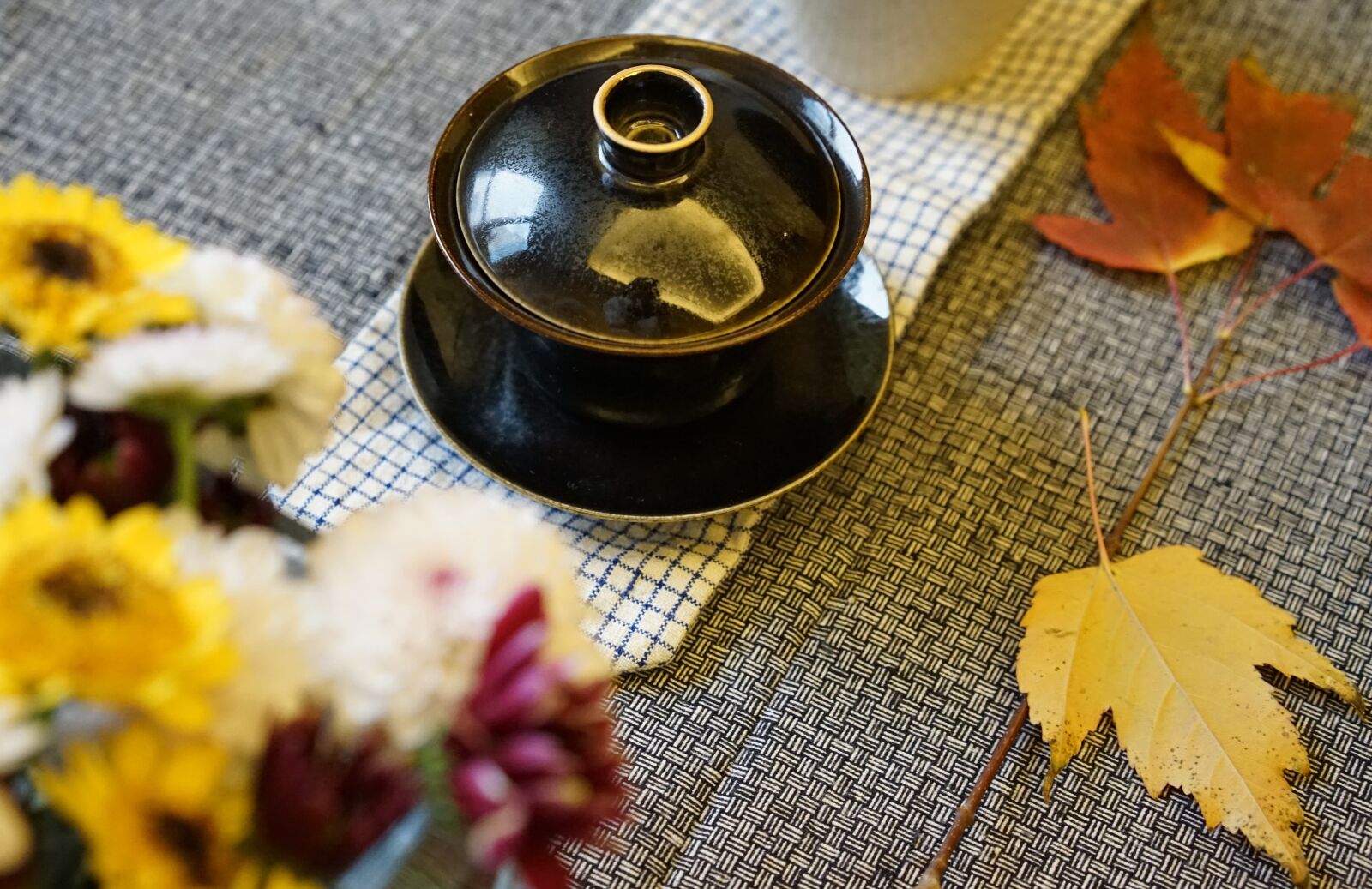 Sony a7 + Sony Sonnar T* FE 55mm F1.8 ZA sample photo. Tea cup, tureen, home photography