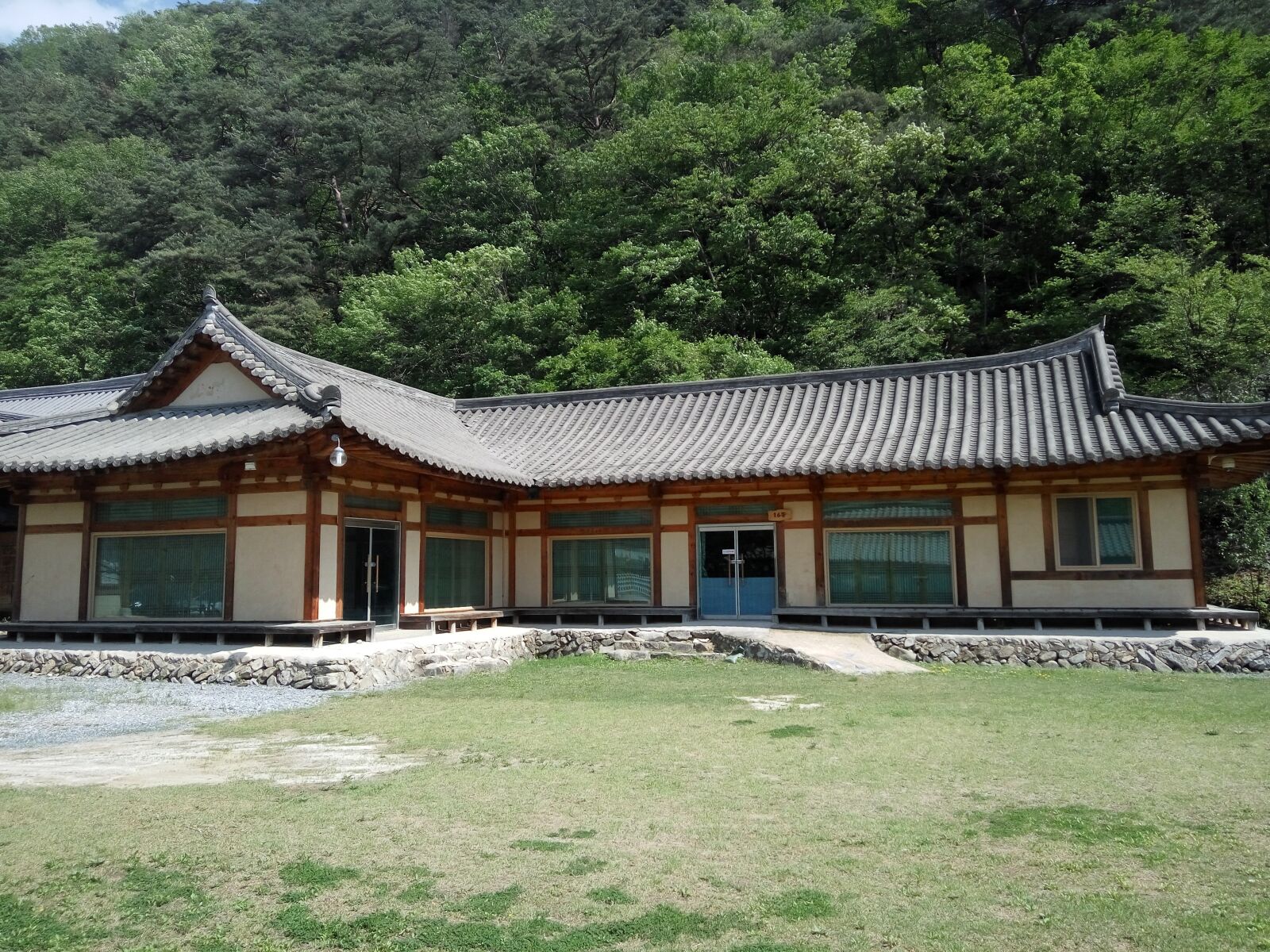 Xiaomi Redmi Note 3 sample photo. Mountain, hanok, architecture photography