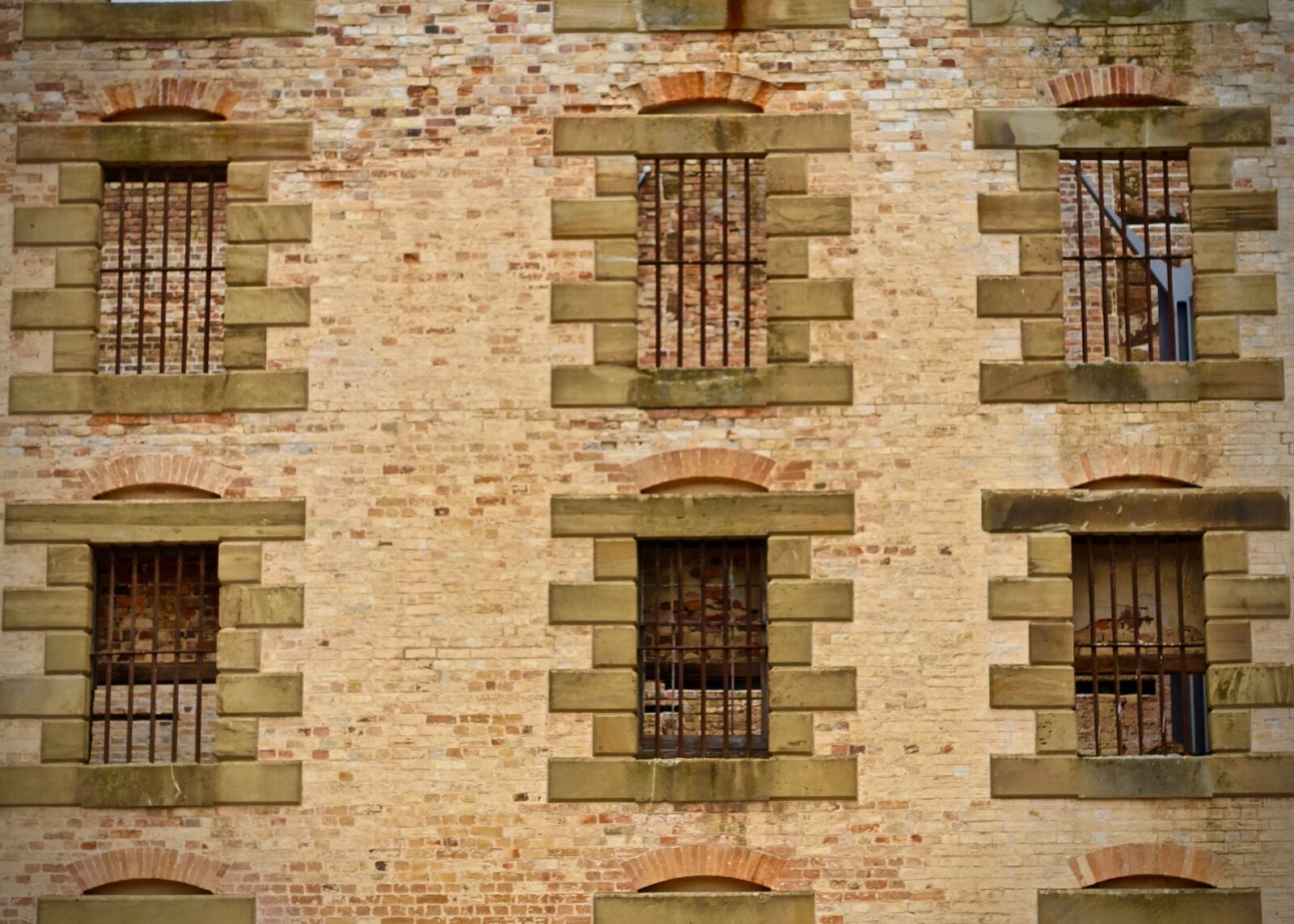 Sony Cyber-shot DSC-RX100 III sample photo. Windows, sandstone, architecture photography