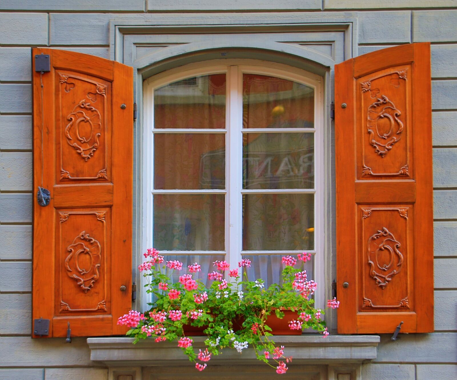 Canon EOS 7D Mark II sample photo. Window, shutter, house facade photography