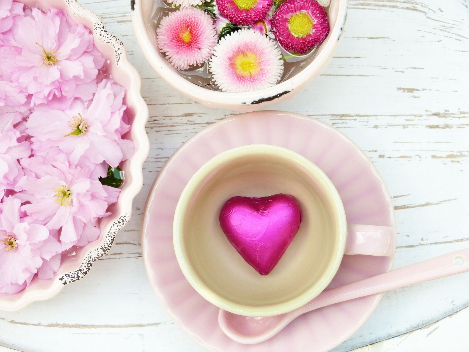 Panasonic Lumix DMC-FZ150 sample photo. Heart, pink, cup photography