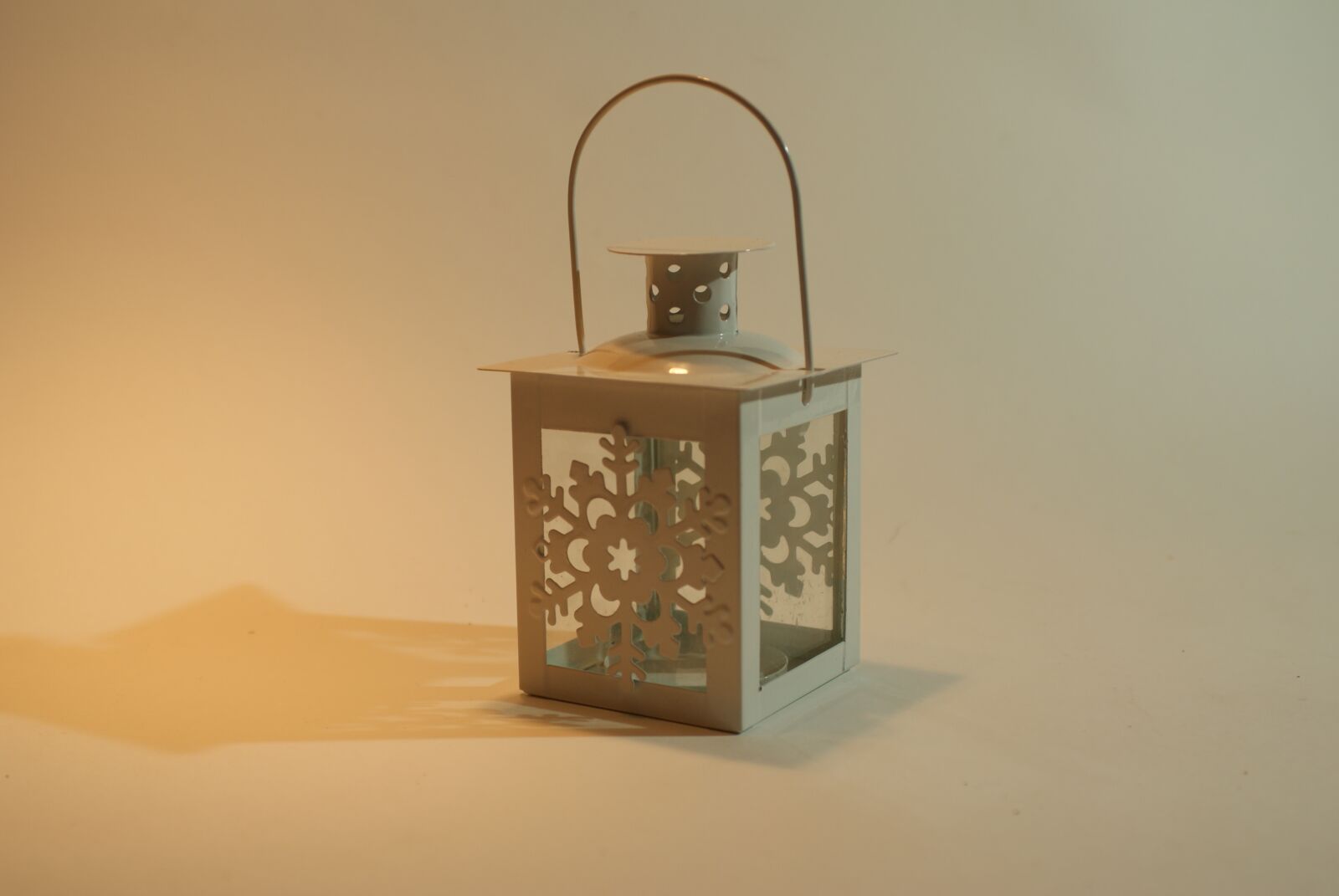 Sony Alpha DSLR-A300 sample photo. Lantern, decoration, snowflake photography