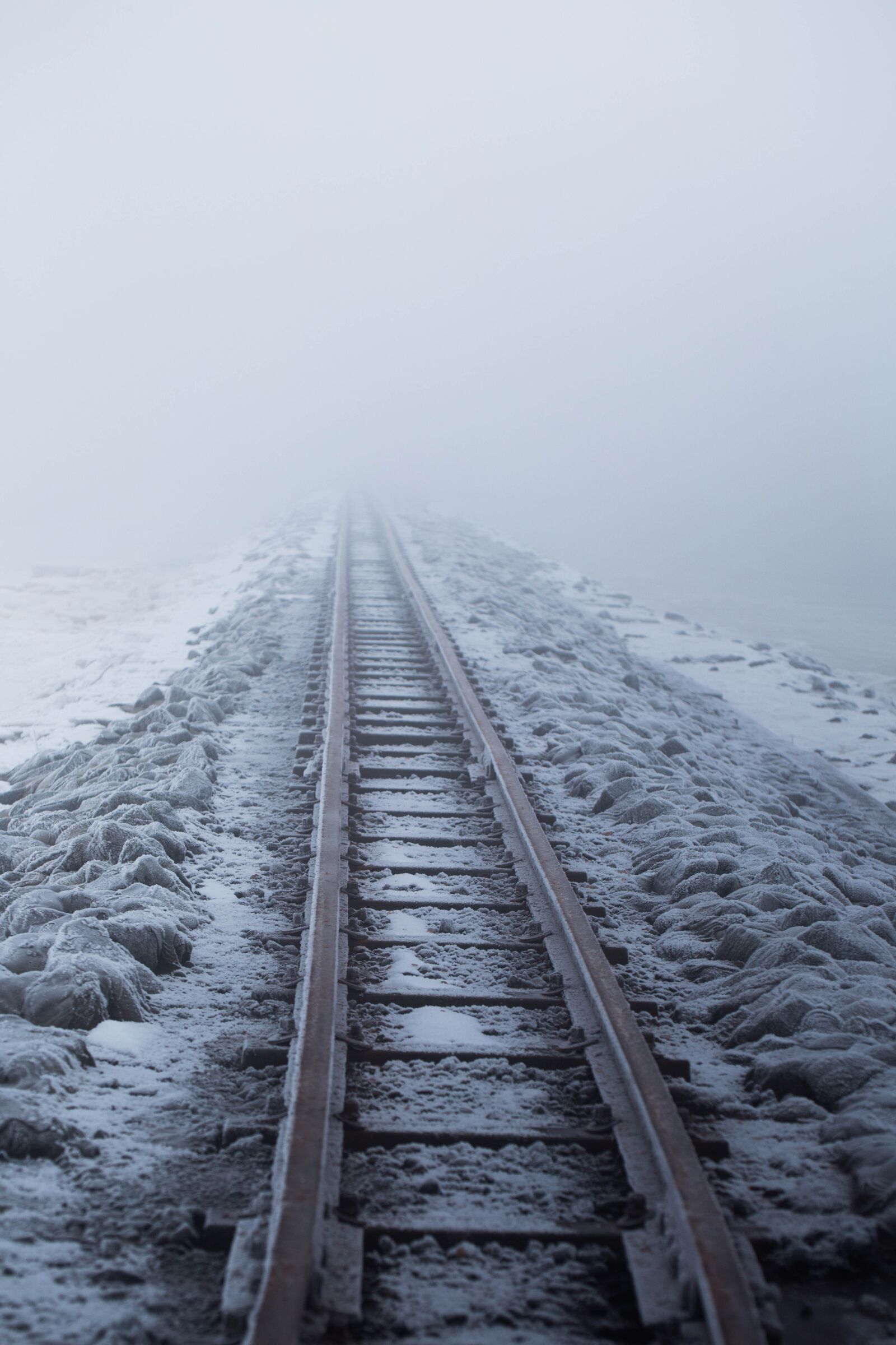 Canon EF 100mm F2.8L Macro IS USM sample photo. Railway embankment, snow, gleise photography