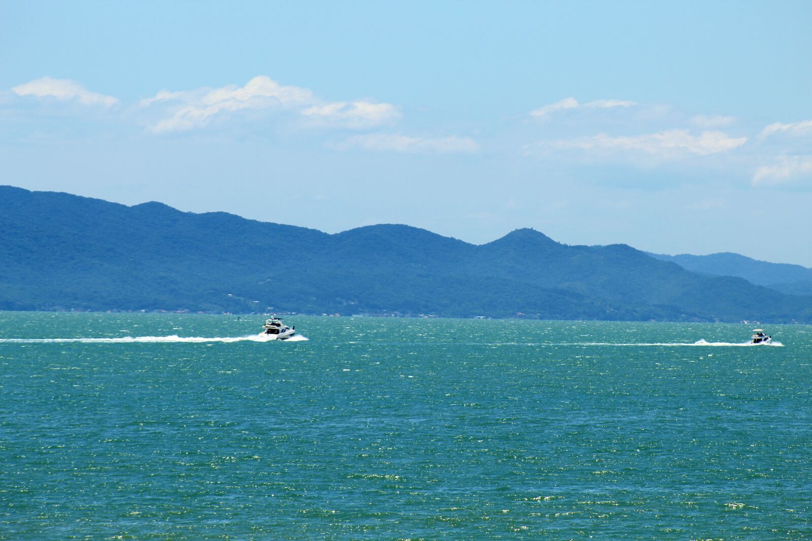 Canon EOS 1300D (EOS Rebel T6 / EOS Kiss X80) sample photo. Boat, beira-mar norte, mar photography