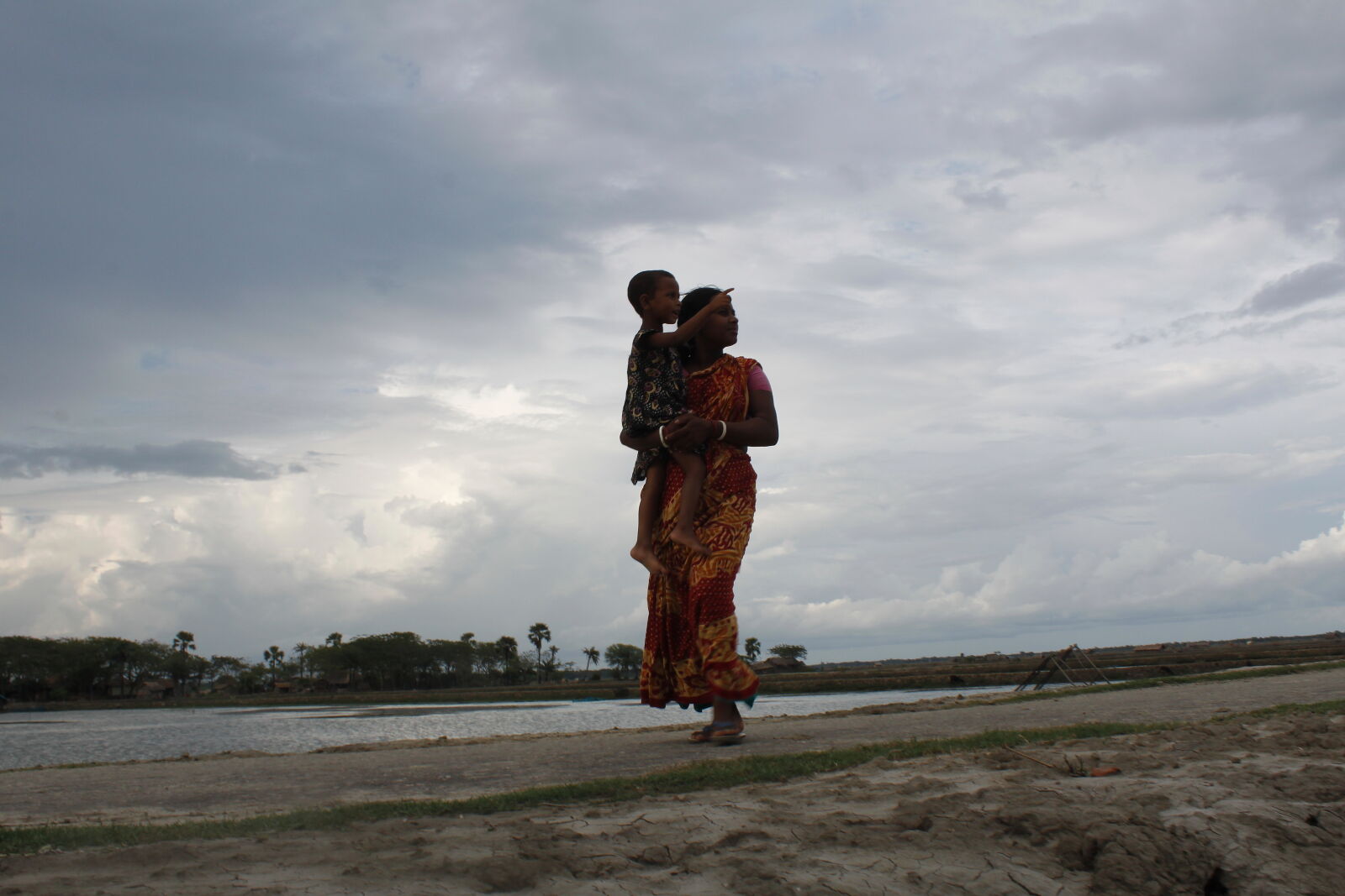 Canon EOS 500D (EOS Rebel T1i / EOS Kiss X3) sample photo. Bangladesh, canal, fisherman, nature photography