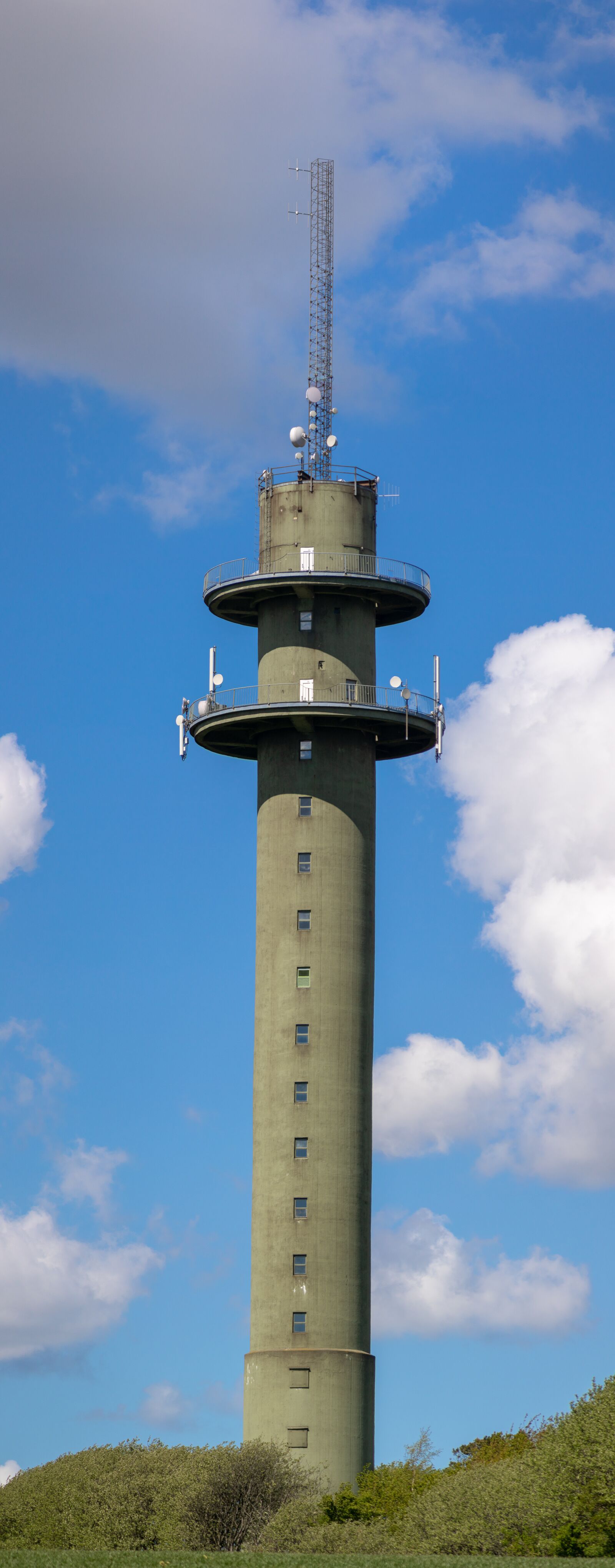 Canon EOS 750D (EOS Rebel T6i / EOS Kiss X8i) + Canon TS-E 90mm F2.8 Tilt-Shift sample photo. Sendemast, tv tower, antenna photography