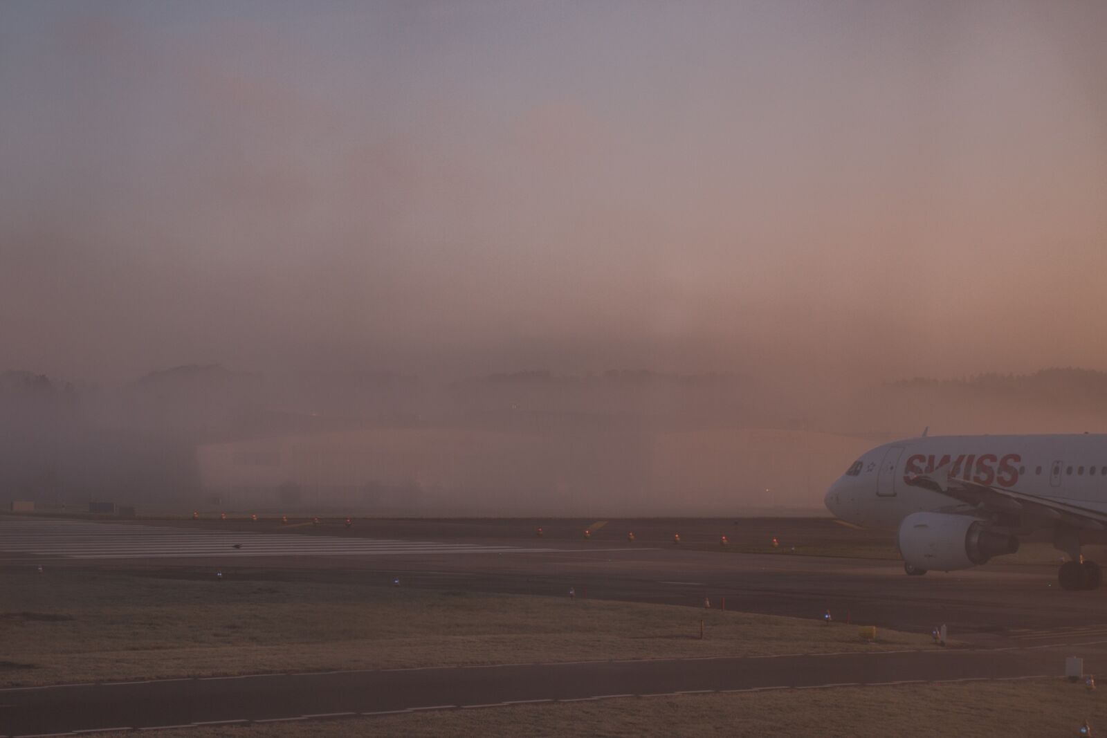Canon EOS 70D + Canon EF 40mm F2.8 STM sample photo. Airport, fog, morgenstimmung photography