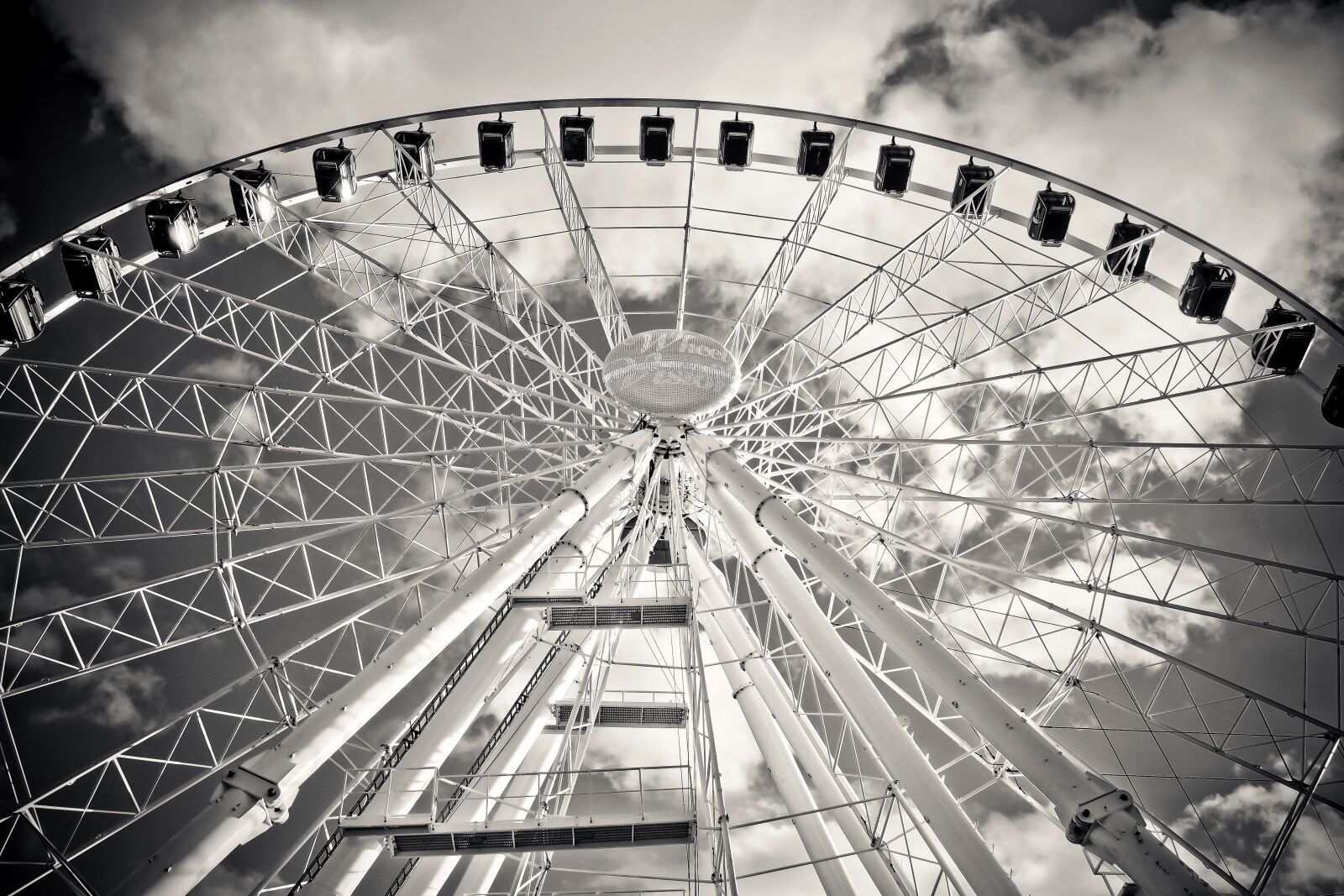 Olympus OM-D E-M10 sample photo. Ferris wheel, ride, carnies photography