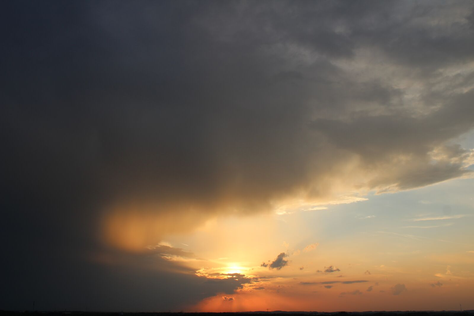 Canon EOS 1300D (EOS Rebel T6 / EOS Kiss X80) sample photo. Sunset, sky, clouds photography