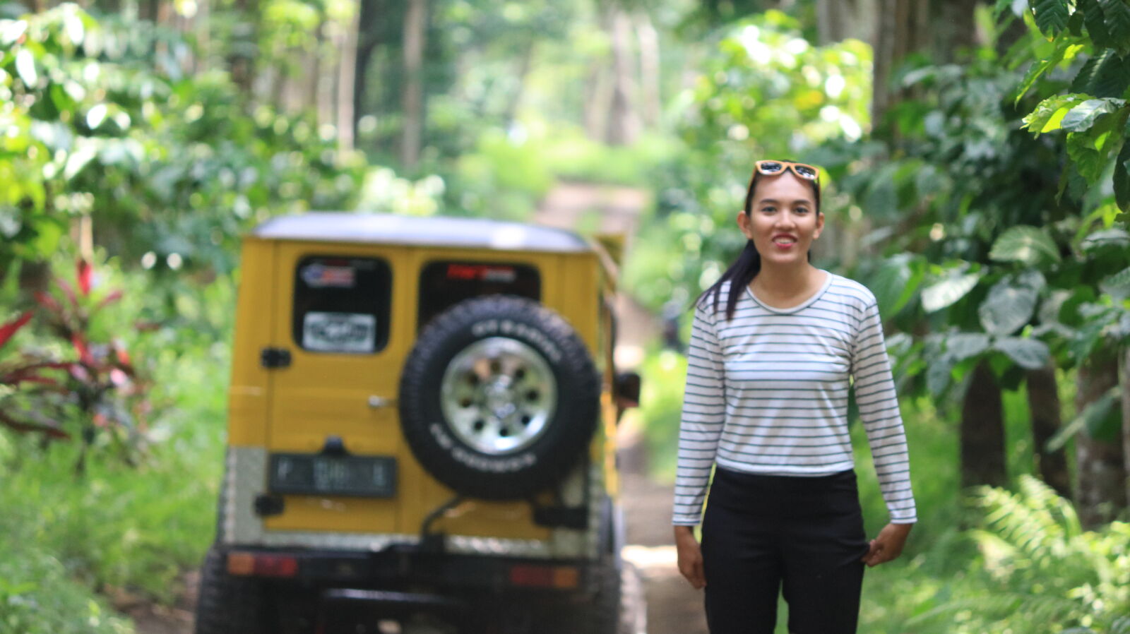 Canon EOS 750D (EOS Rebel T6i / EOS Kiss X8i) + Canon EF-S 55-250mm F4-5.6 IS II sample photo. Coffee, girl, jeep, plantation photography