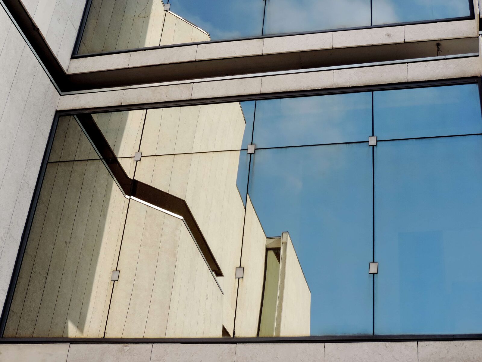 Nikon Coolpix P520 sample photo. Window, architecture, building, modern photography