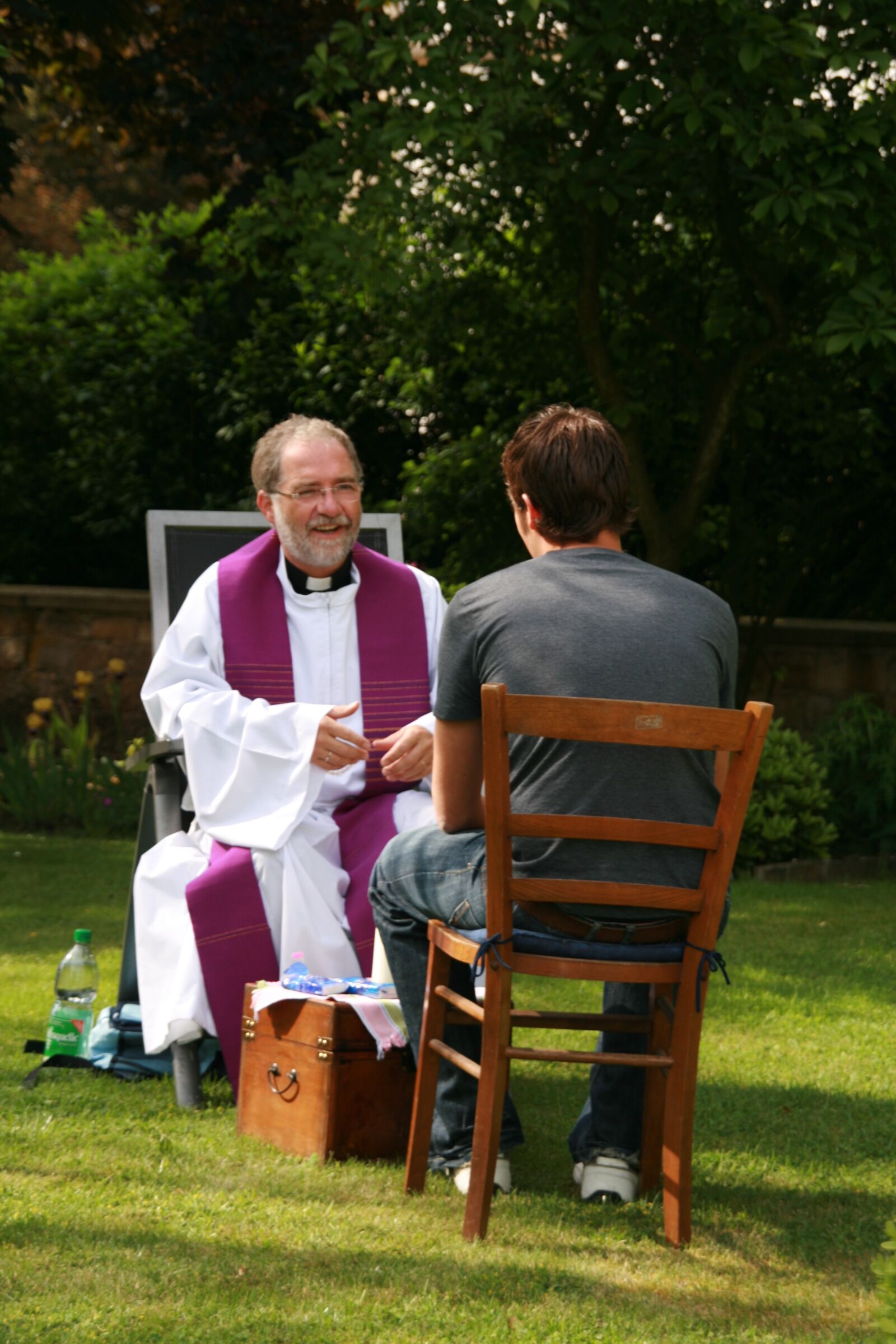 Canon EOS 400D (EOS Digital Rebel XTi / EOS Kiss Digital X) sample photo. Confession, talk, priest photography