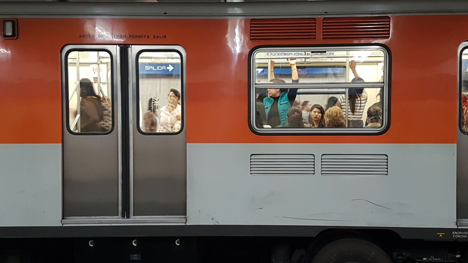 Samsung Galaxy S7 Edge sample photo. Metro, train, cdmx photography