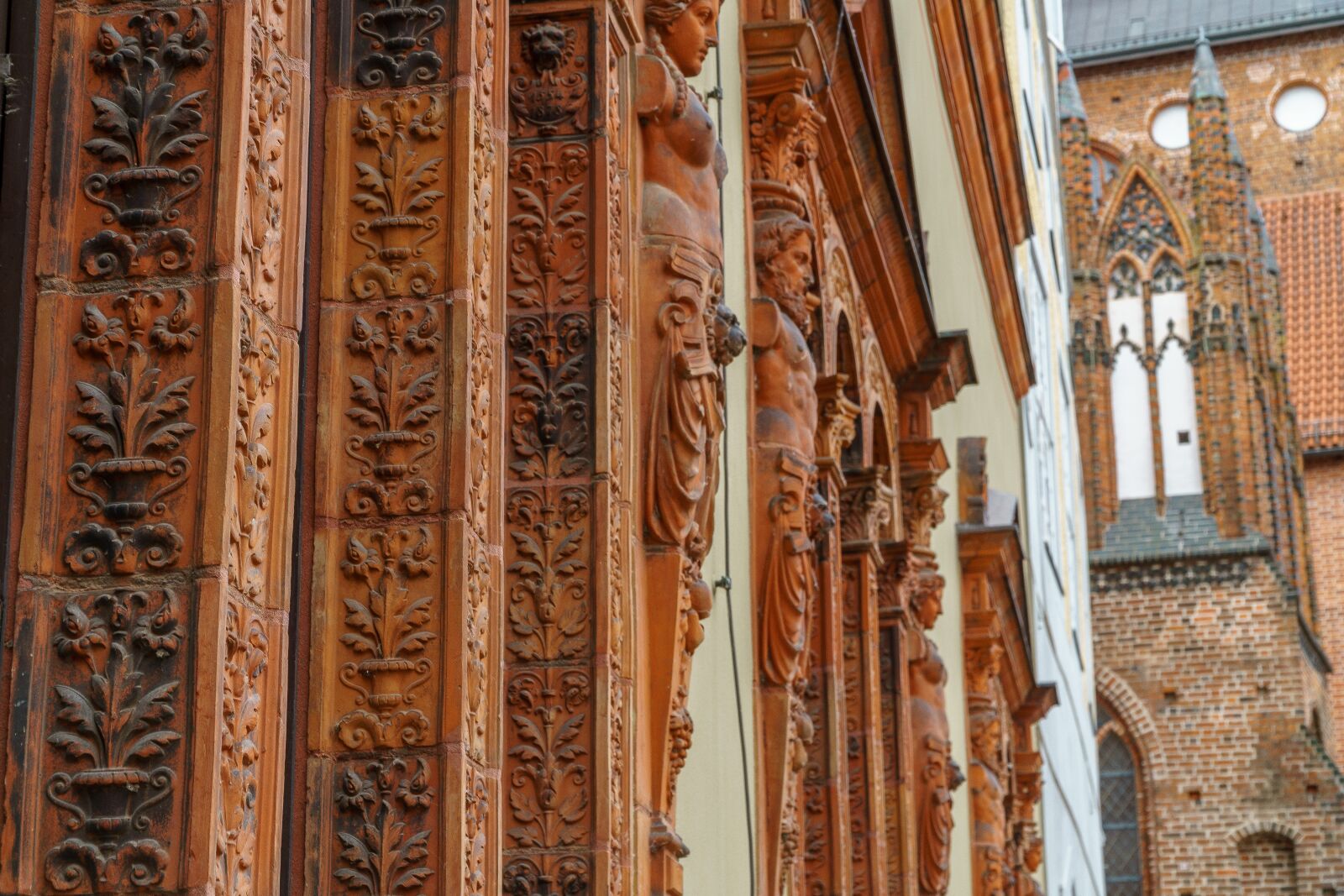 Sony a6000 + Sony E PZ 18-105mm F4 G OSS sample photo. Wismar, building, facade photography