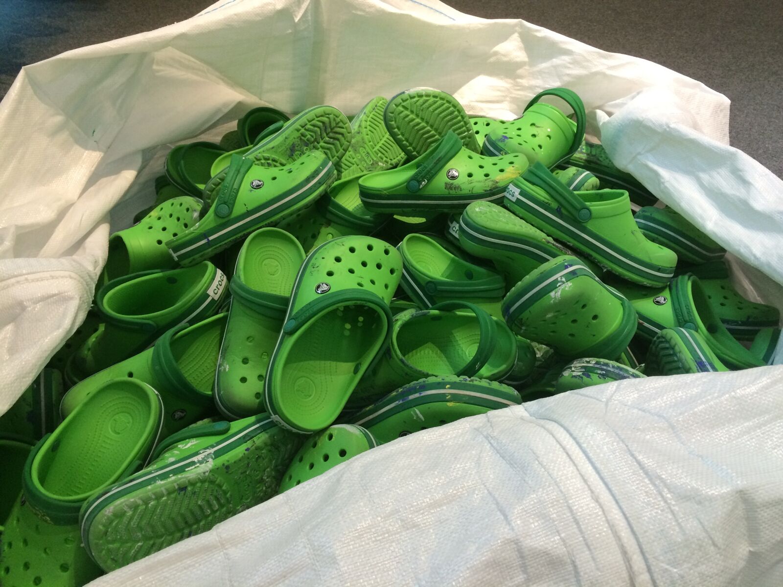 iPhone 5s back camera 4.15mm f/2.2 sample photo. Shoes, green, sack photography
