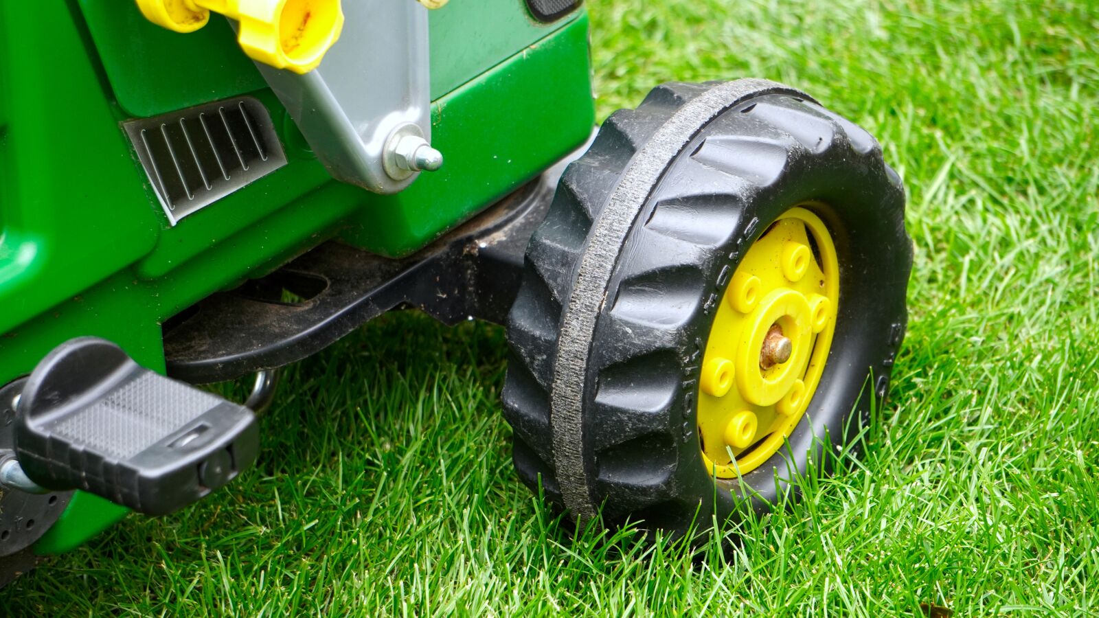 Sony E 55-210mm F4.5-6.3 OSS sample photo. Children toys, tractor, wheel photography
