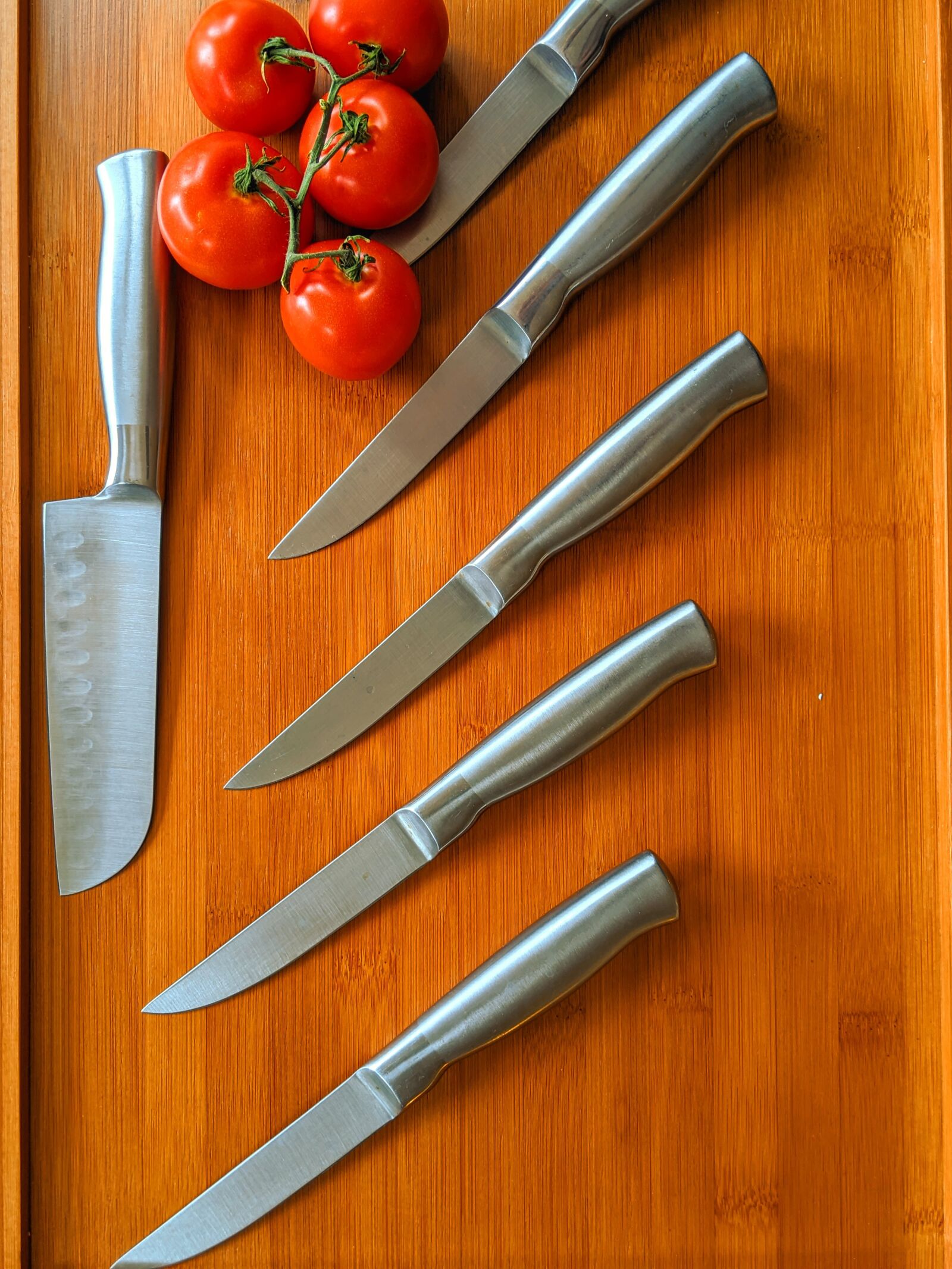 Google Pixel 3 XL sample photo. Knives, tomatoes, cutting board photography