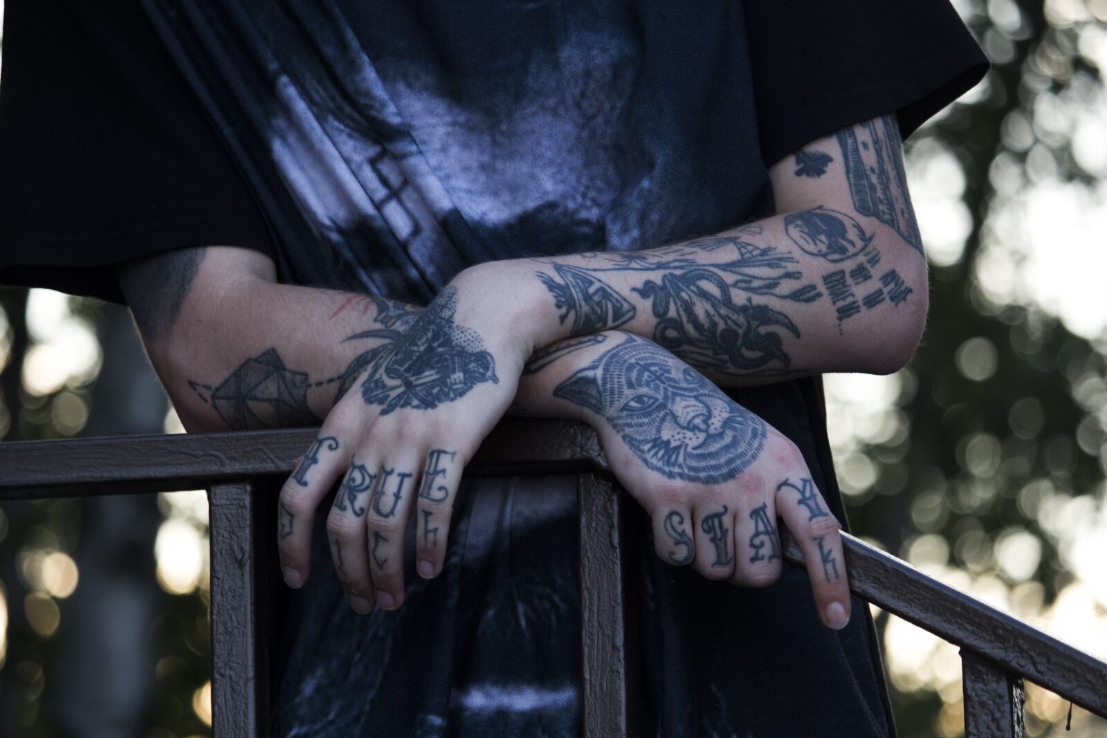 Canon EOS 60D + Canon EF-S 55-250mm F4-5.6 IS STM sample photo. Tattoo, hands, young photography