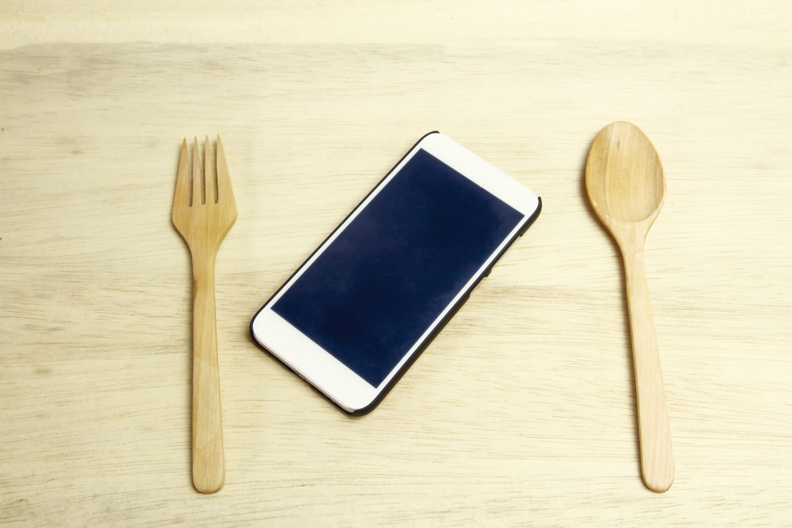 Canon EOS 7D sample photo. Smartphone, wooden, spoon photography