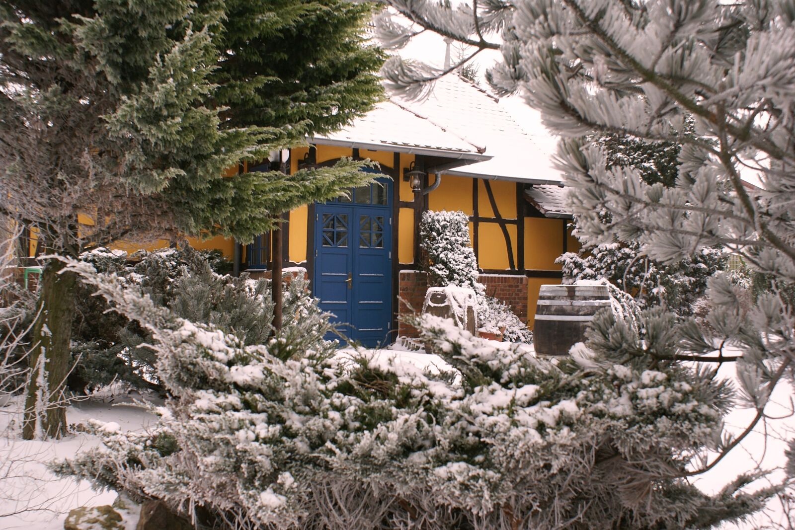 Sony Alpha DSLR-A100 sample photo. Fachwerkhaus, winter, snow photography