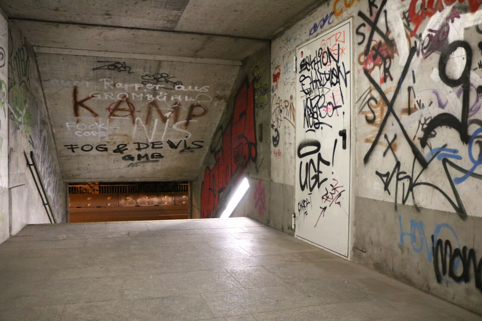 Canon EOS 750D (EOS Rebel T6i / EOS Kiss X8i) sample photo. Graffiti, staircase finish, lights photography