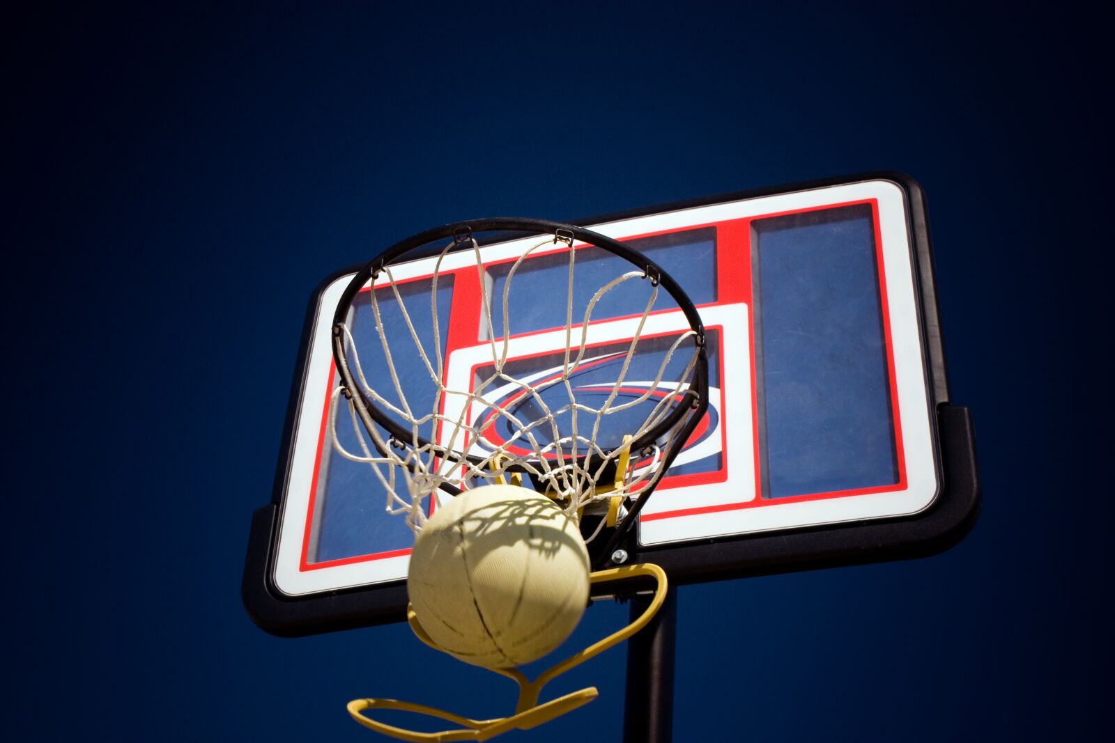 Canon EOS 450D (EOS Rebel XSi / EOS Kiss X2) sample photo. Basketball, rim, shot photography