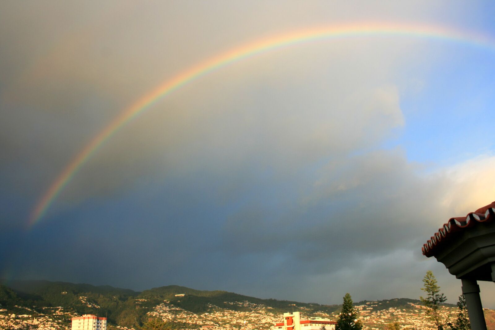 Canon EOS 400D (EOS Digital Rebel XTi / EOS Kiss Digital X) sample photo. Rainbow, sky, clouds photography