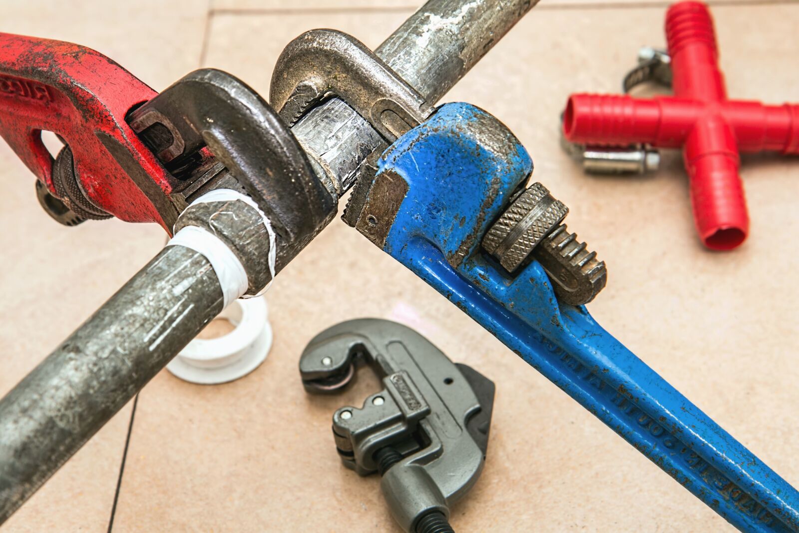 Canon EOS 70D sample photo. Pipe, metal, screw, wrench photography