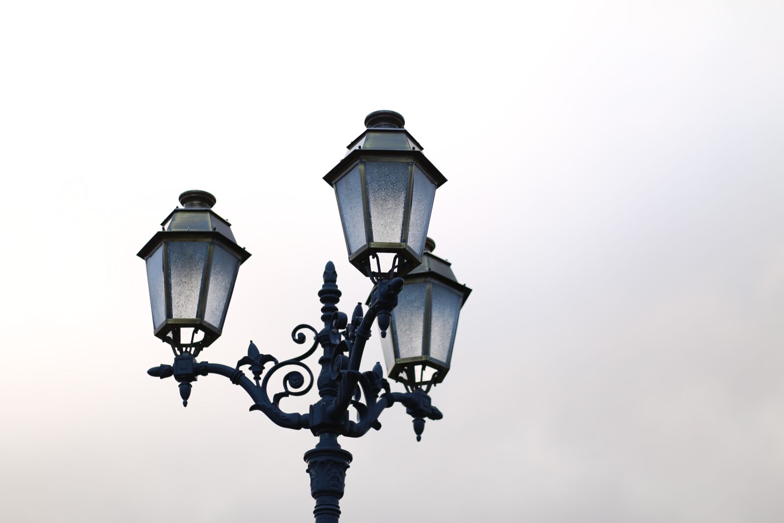 Canon EF 85mm F1.8 USM sample photo. Street lights, street lamp photography