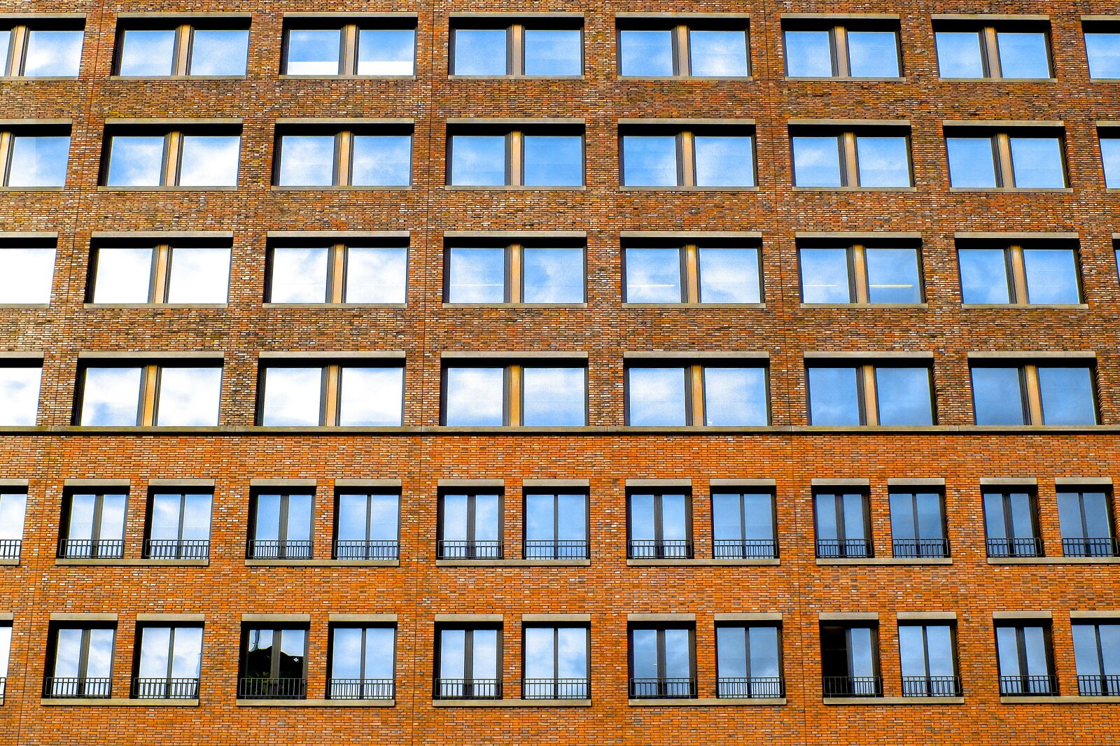 Fujifilm X30 sample photo. Building, facade, brick photography