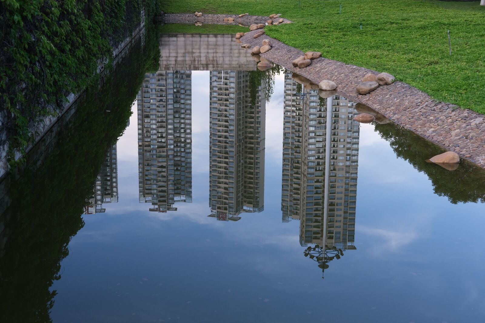 Fujifilm X-T30 + Fujifilm XC 35mm F2 sample photo. Building, structure, skyscrapers photography