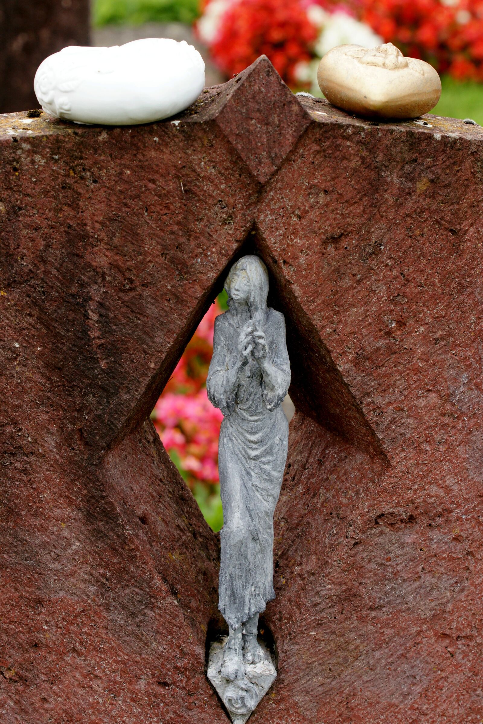 Sony Alpha DSLR-A700 sample photo. Woman, praying woman, cemetery photography