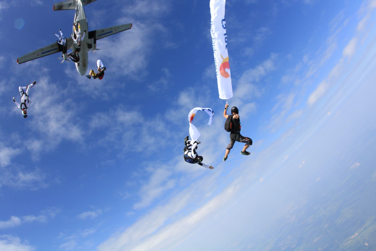 Canon EOS 550D (EOS Rebel T2i / EOS Kiss X4) sample photo. Sky, skydiving, parachutes photography
