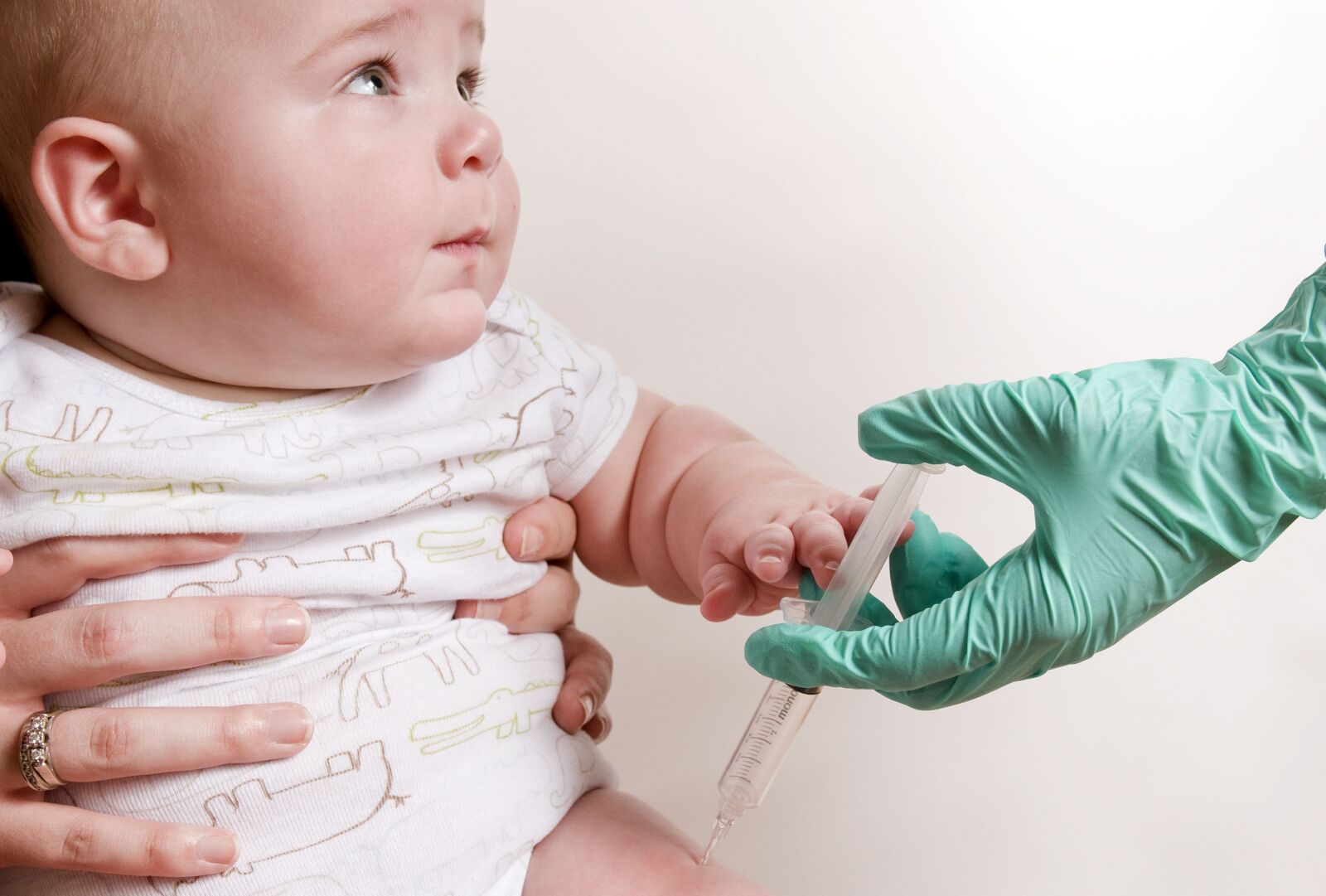 Nikon D300 sample photo. Baby, vaccine, injection, muscle photography