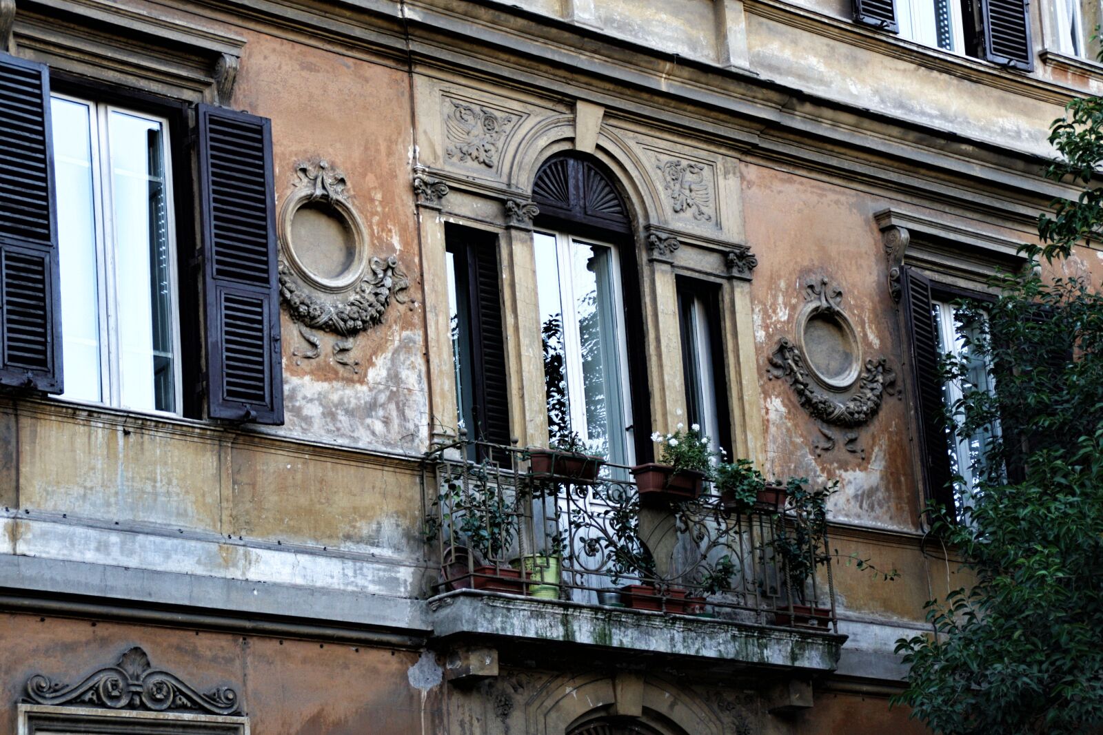 Canon EOS 450D (EOS Rebel XSi / EOS Kiss X2) sample photo. Balcony, builiding, rome photography