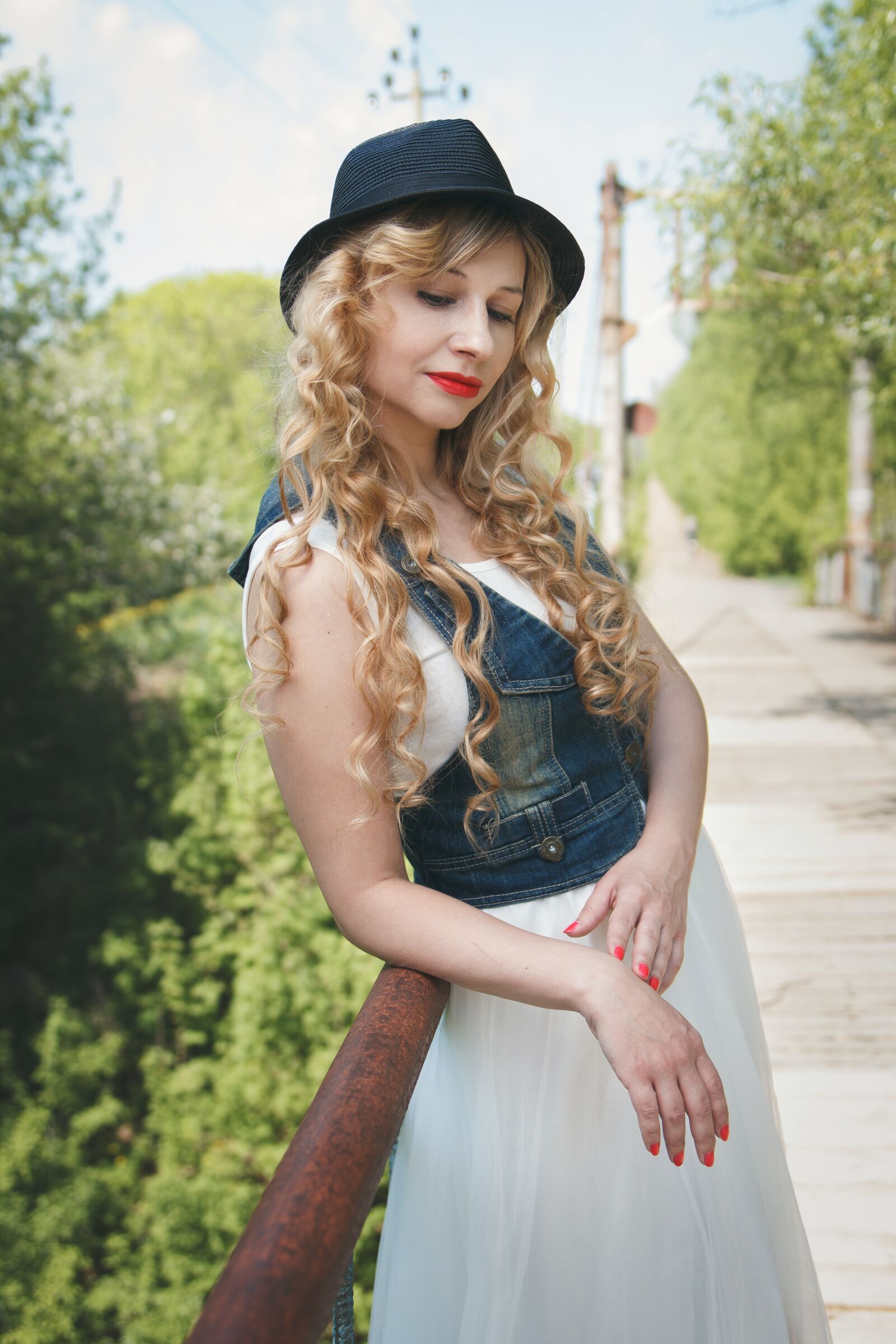 Canon EOS 60D sample photo. Hat, curls, retro photography