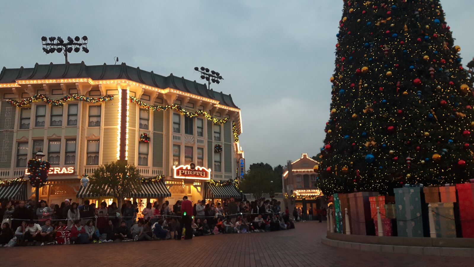 Samsung Galaxy A8 sample photo. Disneyland, hong kong, christmas photography
