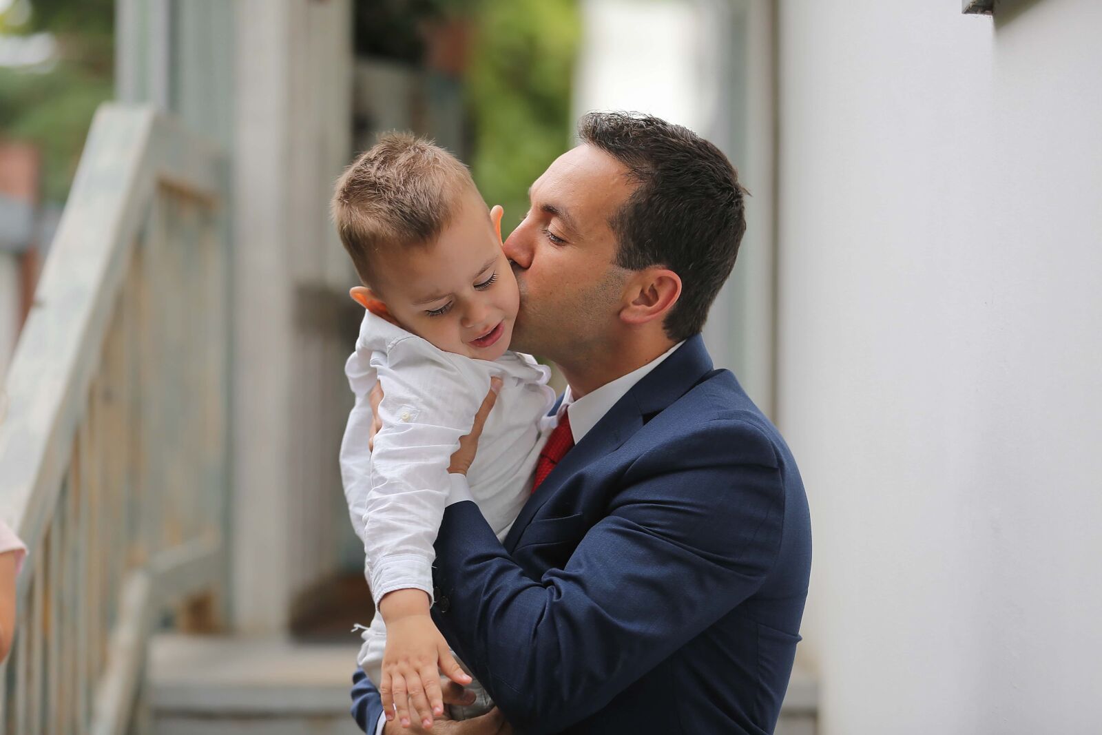 Canon EF 70-200mm F2.8L IS II USM sample photo. Businessman, suit, tie, kiss photography