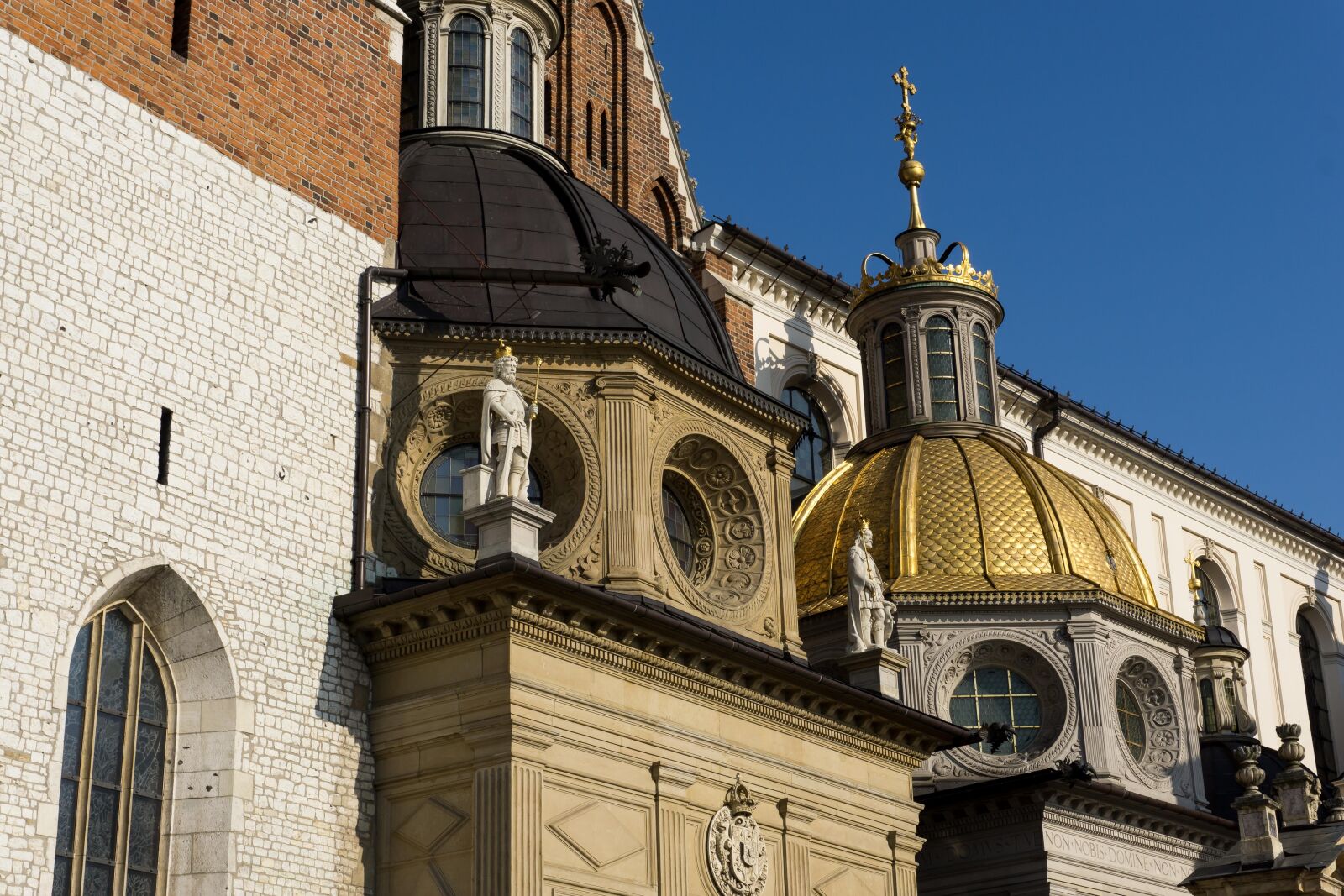 Sony a6000 sample photo. Chapel, golden roof, religion photography