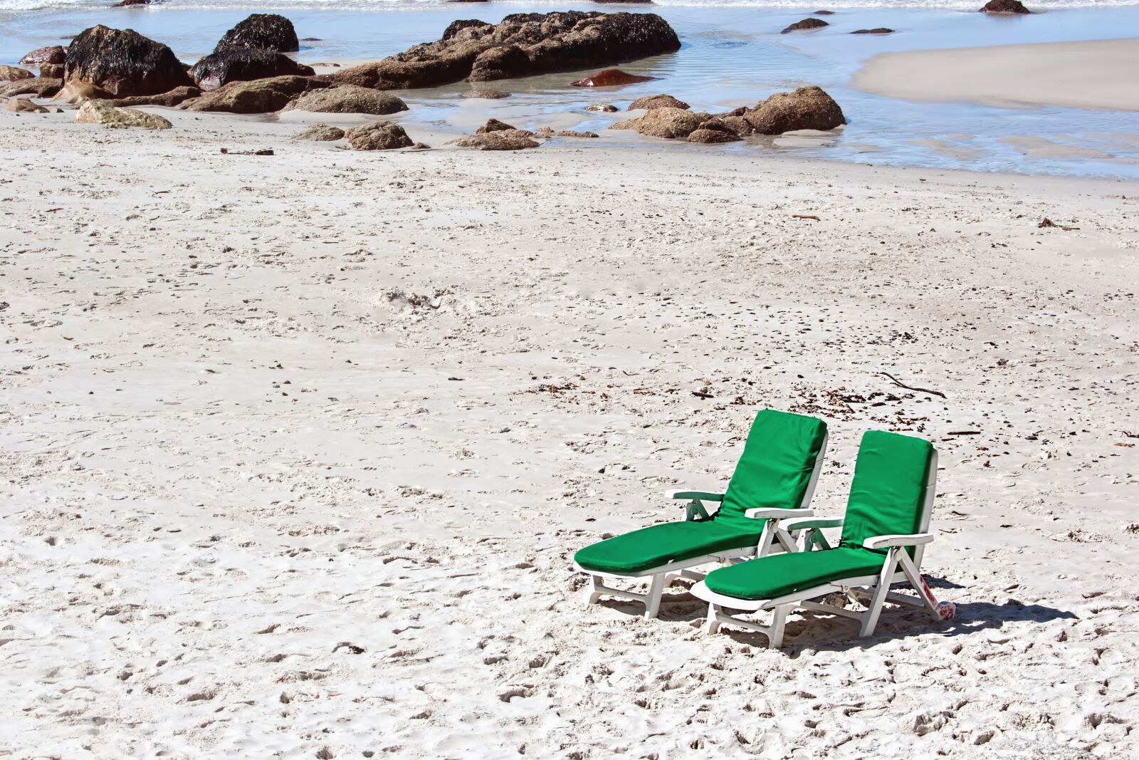 Canon EOS 400D (EOS Digital Rebel XTi / EOS Kiss Digital X) sample photo. Deck chairs, sand, coast photography