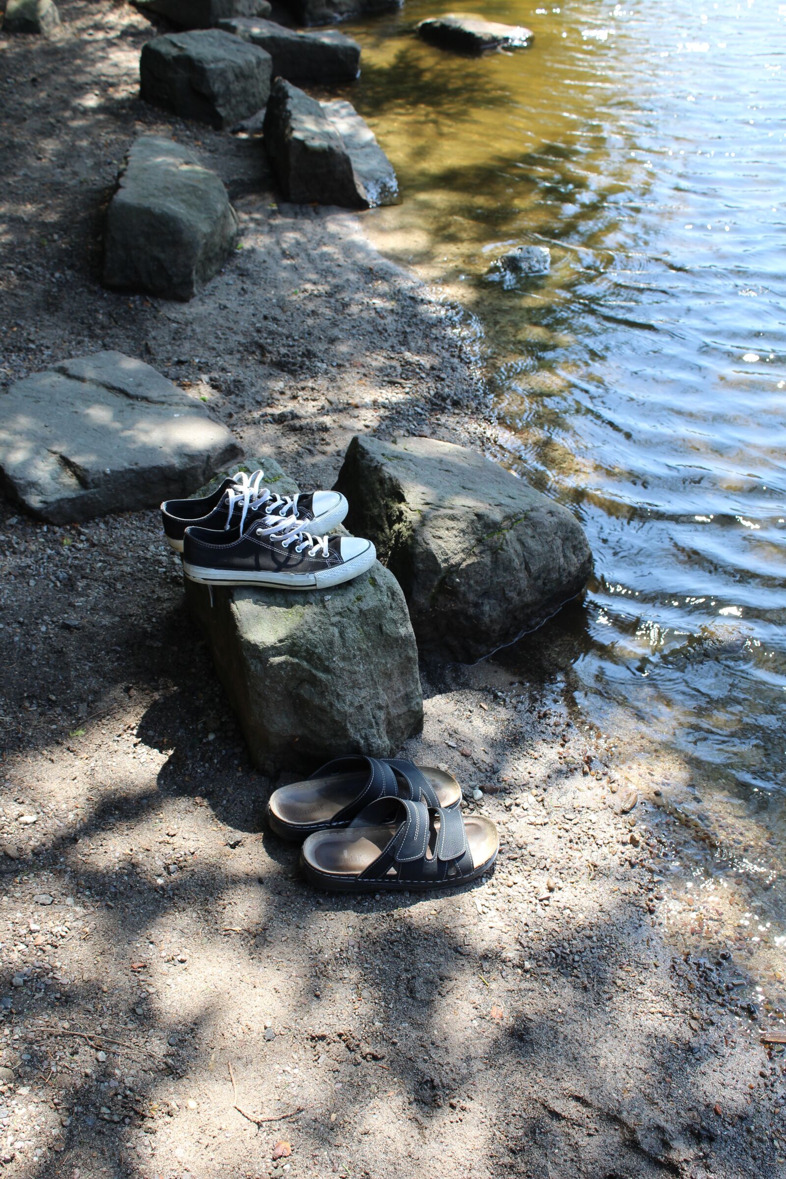 Canon EOS 1200D (EOS Rebel T5 / EOS Kiss X70 / EOS Hi) sample photo. Lake, shoes, mummelsee photography
