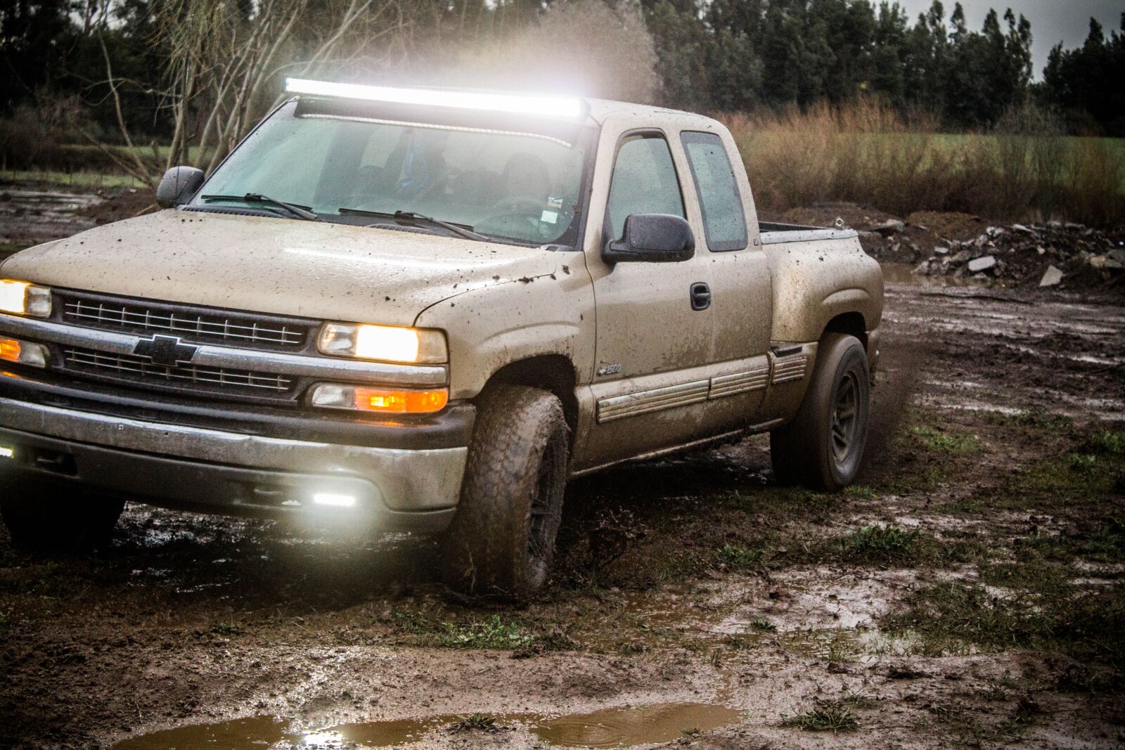 Canon EOS 1100D (EOS Rebel T3 / EOS Kiss X50) sample photo. Silverado, 4 x 4, mud photography