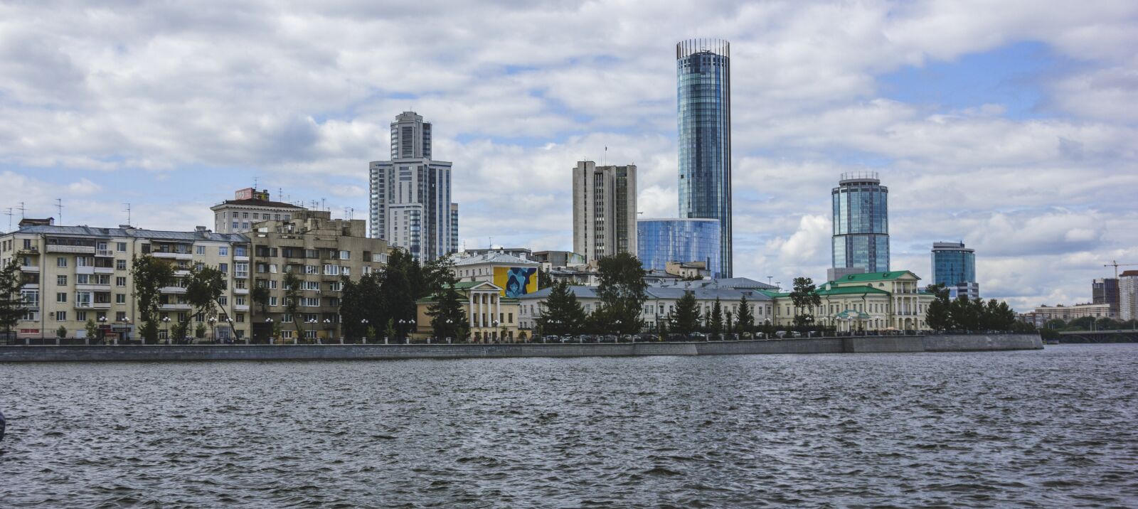 Canon EOS 550D (EOS Rebel T2i / EOS Kiss X4) sample photo. City, summer, building photography